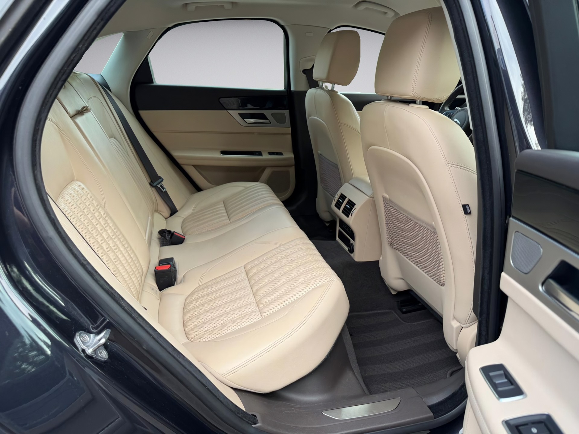 JAGUAR XF 30d Portfolio Automatic * Diesel * V6 * 300PS *-image-10