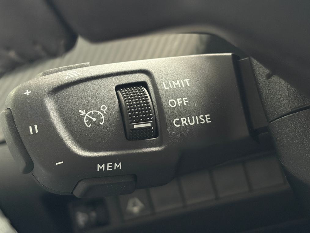 PEUGEOT 2008 1.2 PureTech Allure-image-4
