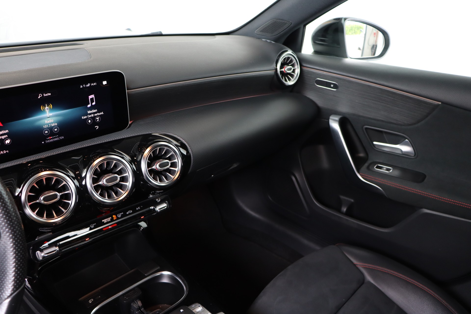 MERCEDES-BENZ A 250 AMG Line 7G-DCT-image-10