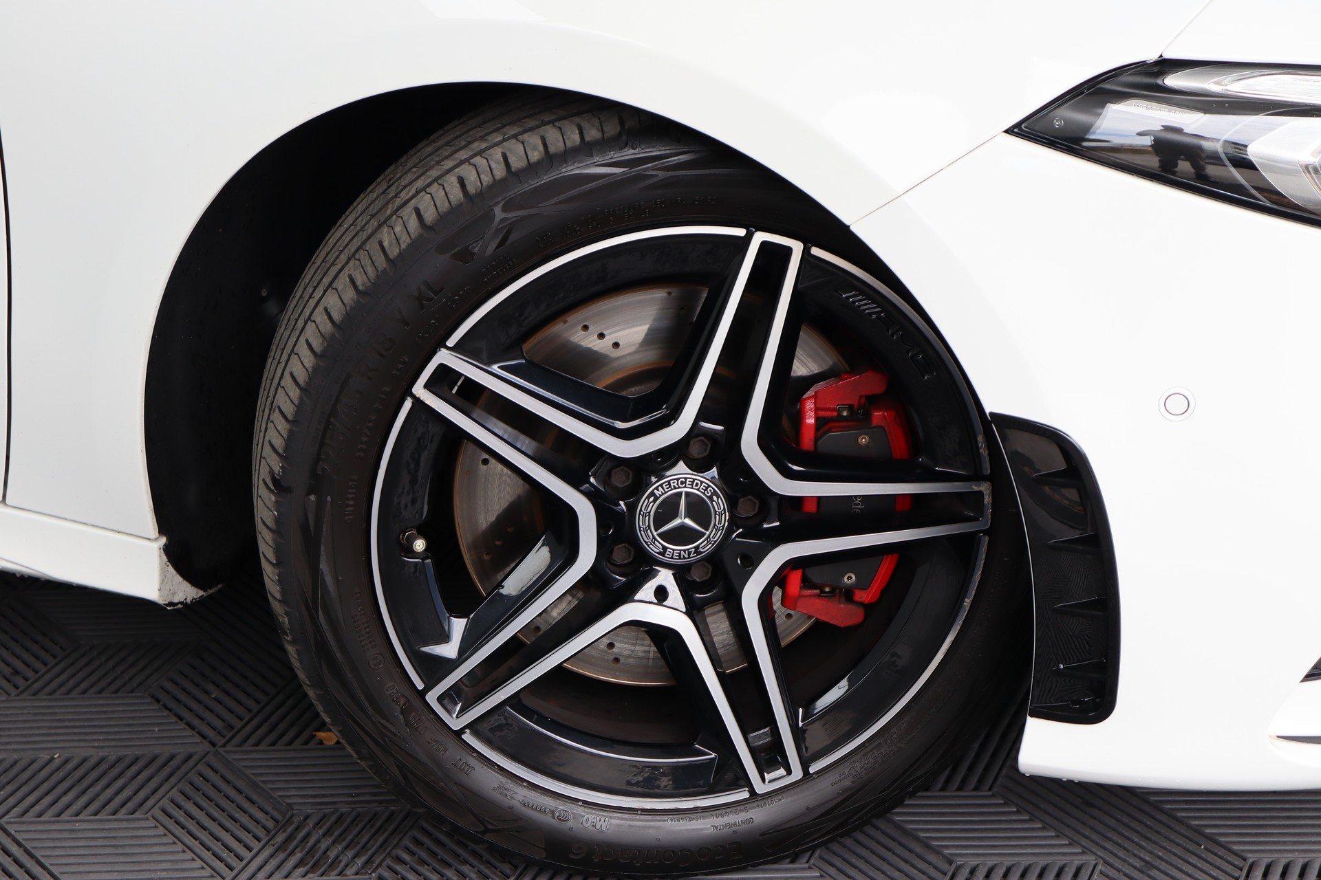 MERCEDES-BENZ A 250 AMG Line 7G-DCT-image-4