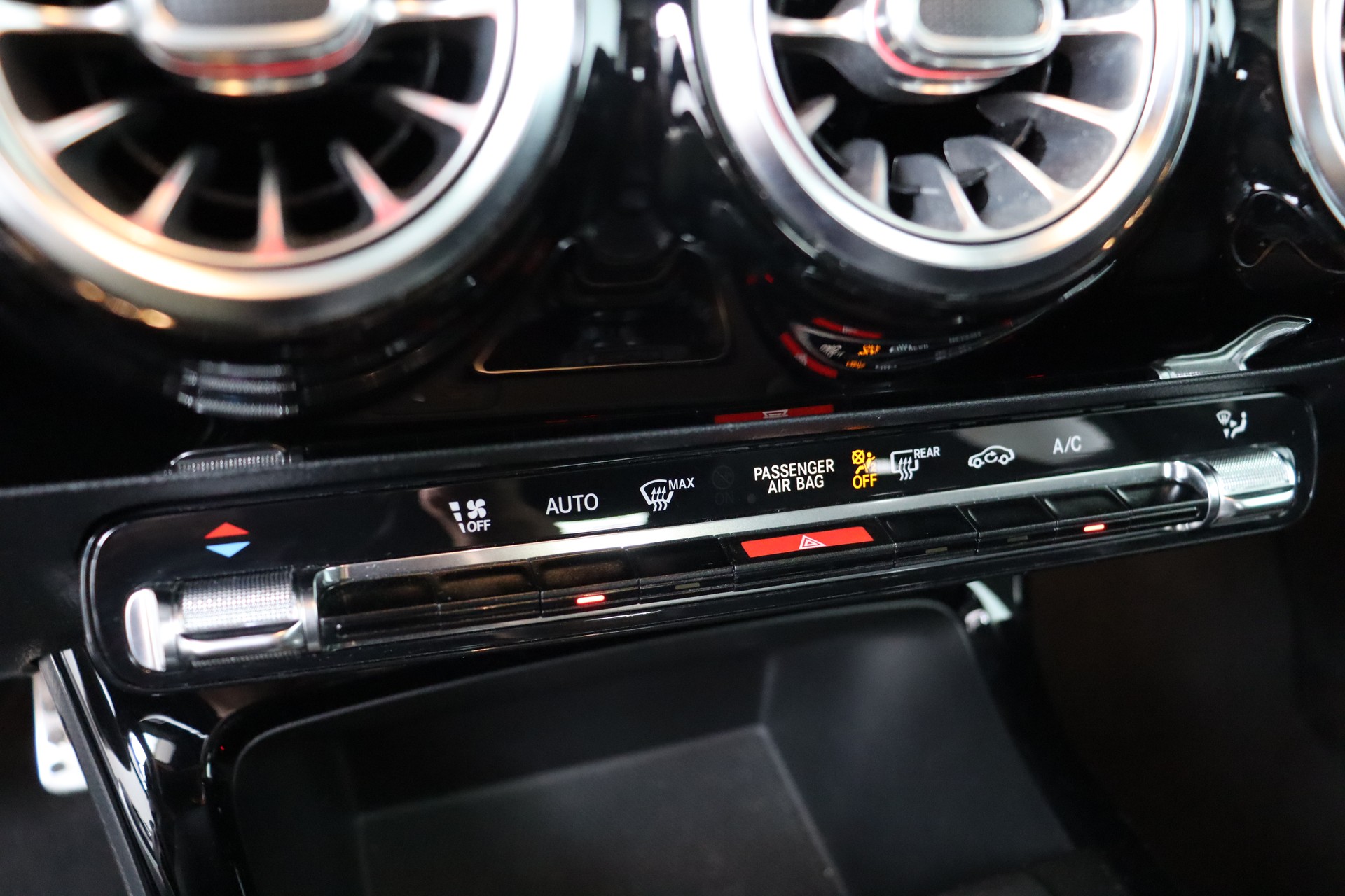 MERCEDES-BENZ A 250 AMG Line 7G-DCT-image-17