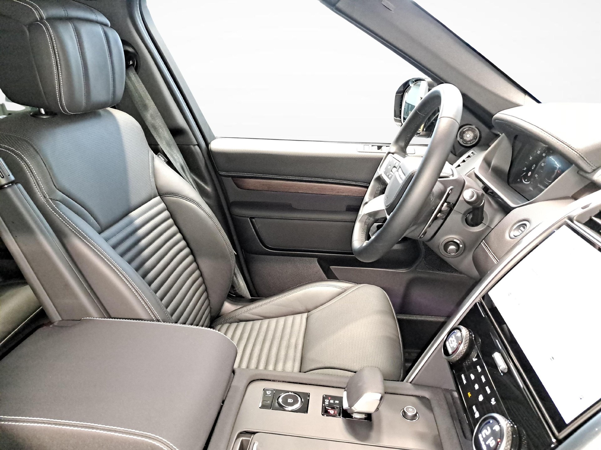 LAND ROVER Discovery 3.0 D I6 350 Dynamic HSE-image-9