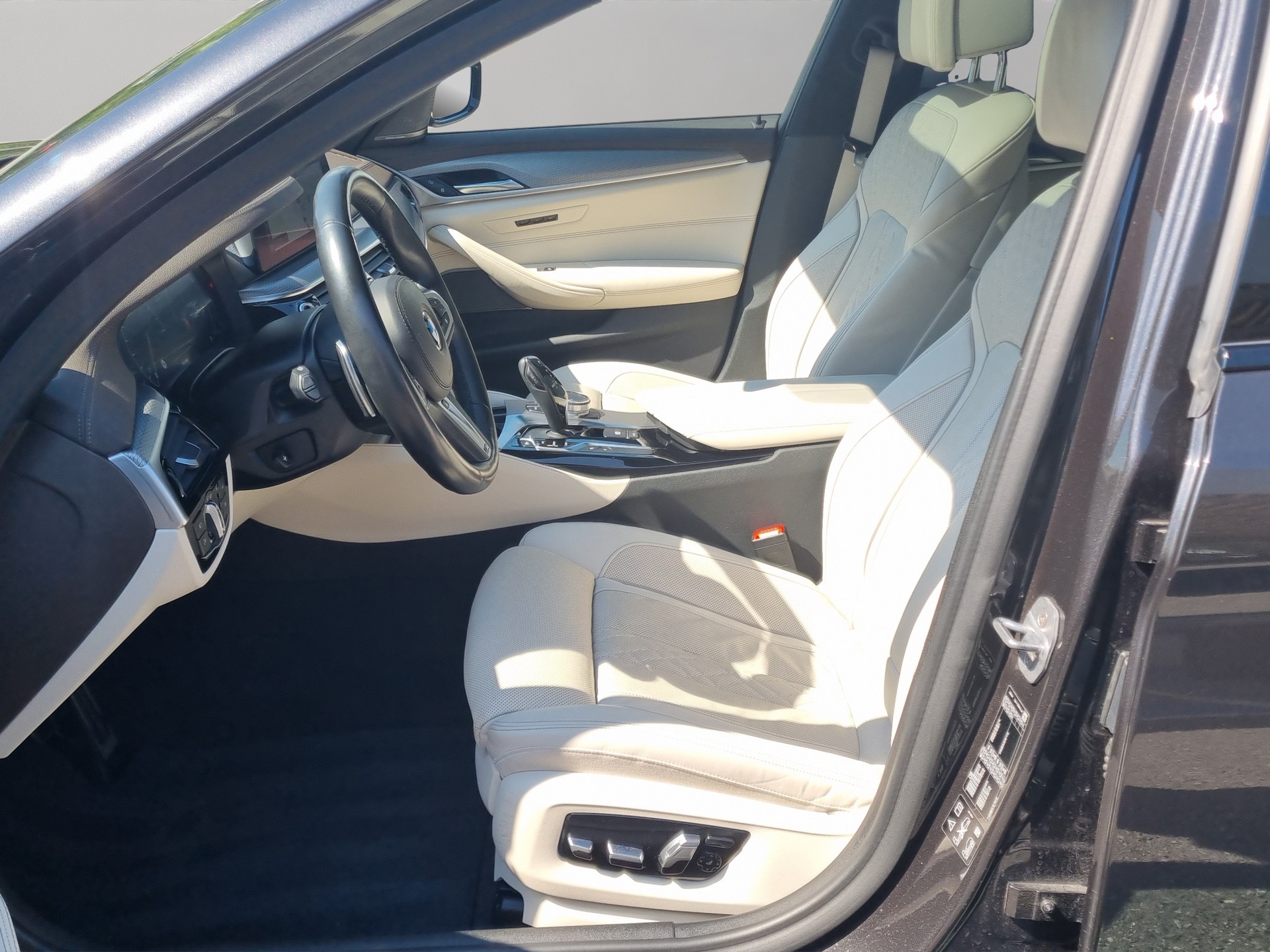BMW 540i xDrive Touring Steptronic MSport-image-10