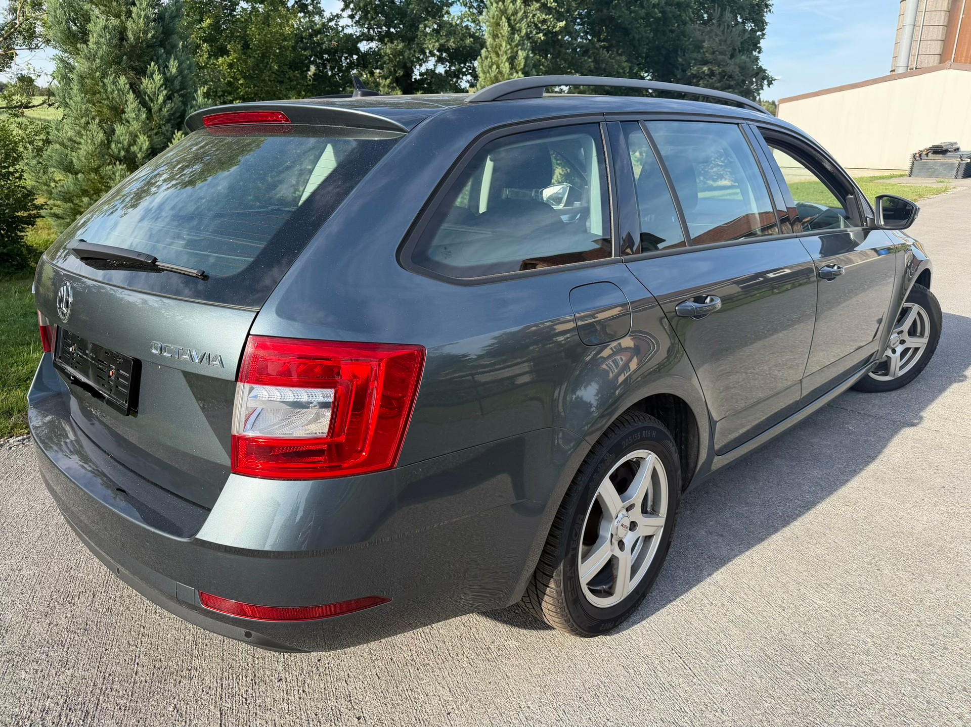 SKODA Octavia Combi 2.0 TDI L&K-image-2