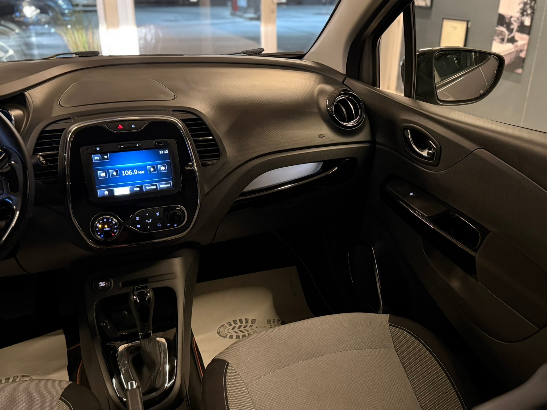 RENAULT Captur 1.2 T 16V Privilège EDC-image-12