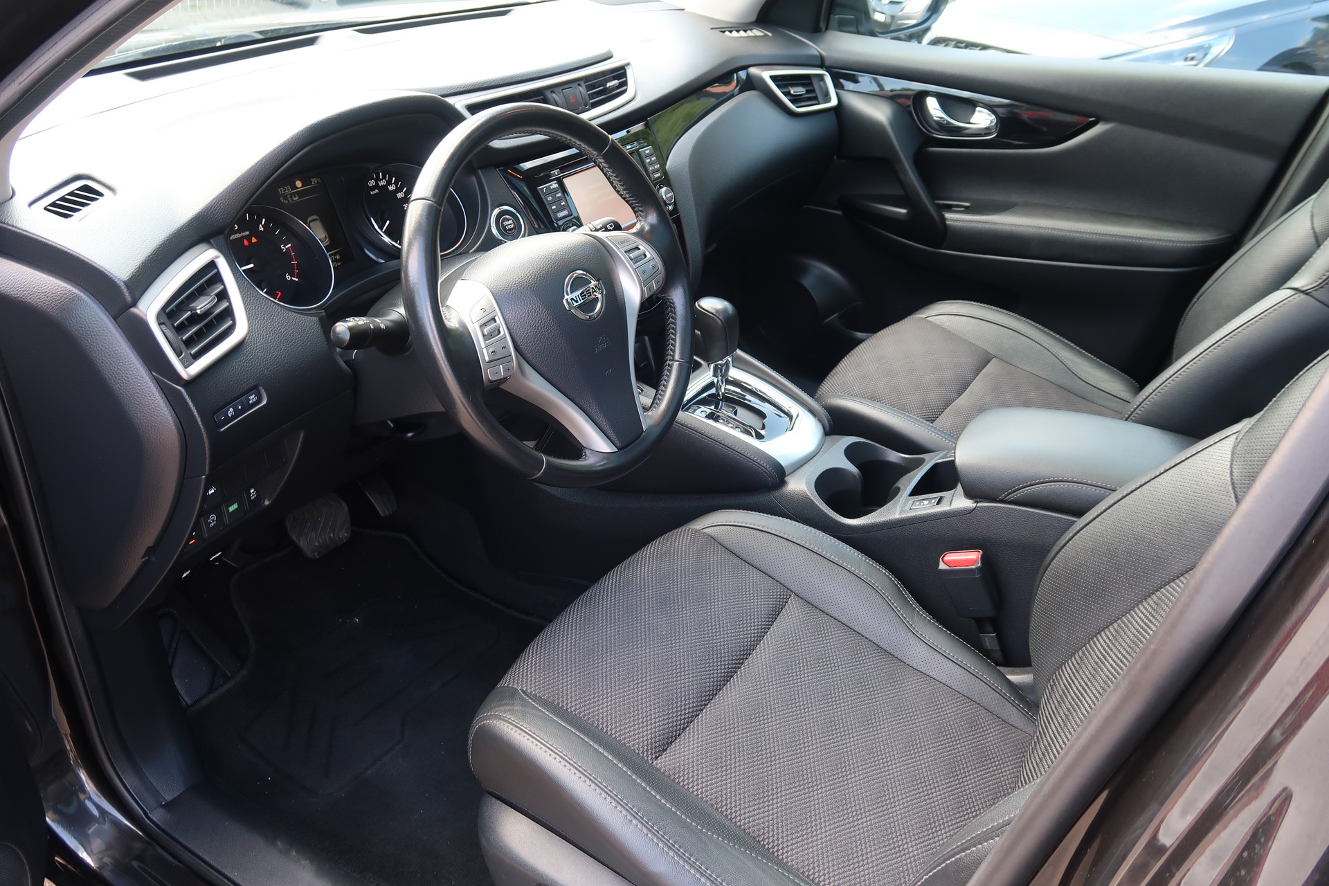 NISSAN Qashqai 1.6 dCi tekna Xtronic CVT-image-6