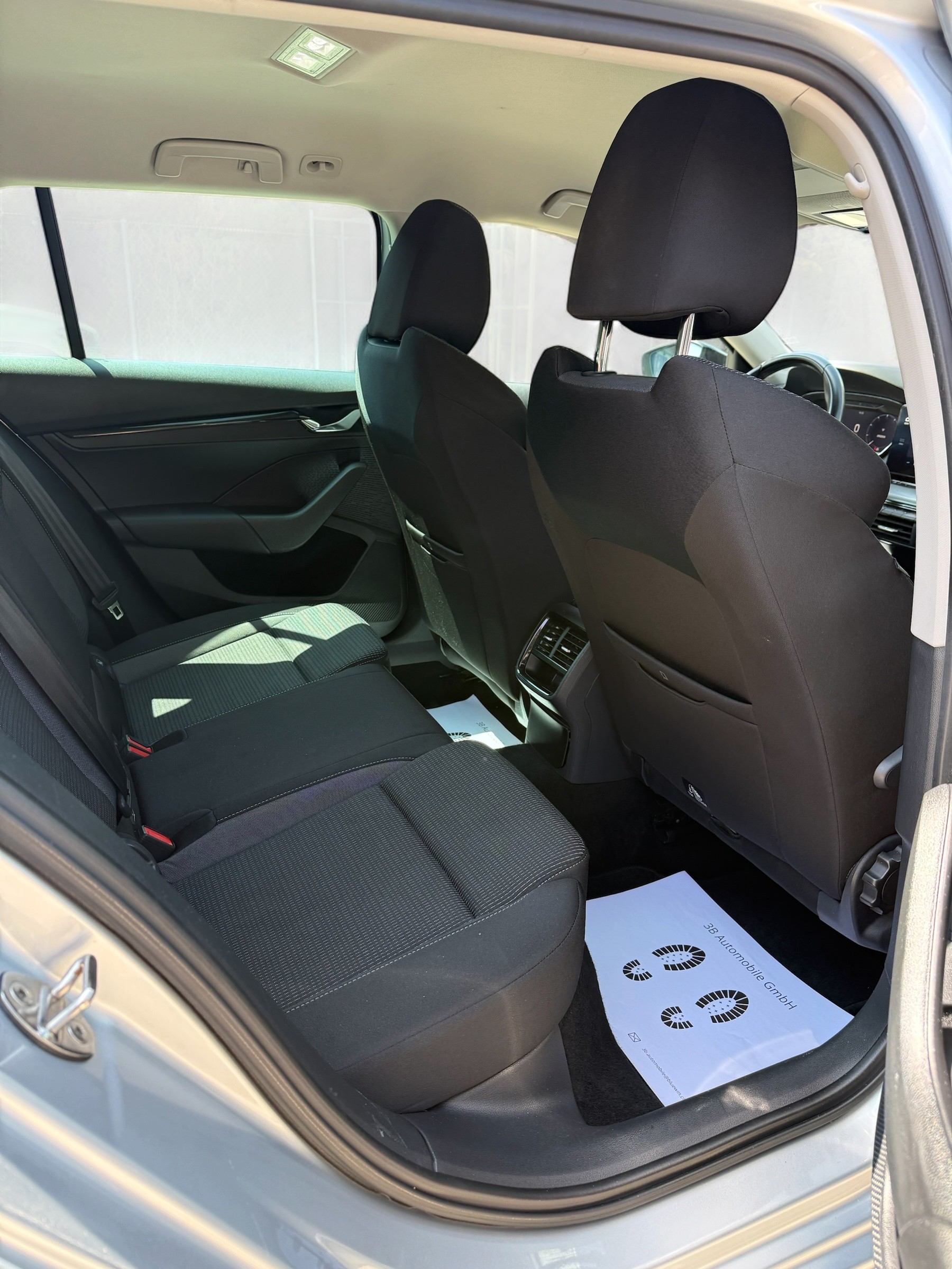 SKODA Octavia Combi 2.0 TDI DSG Ambition-image-11