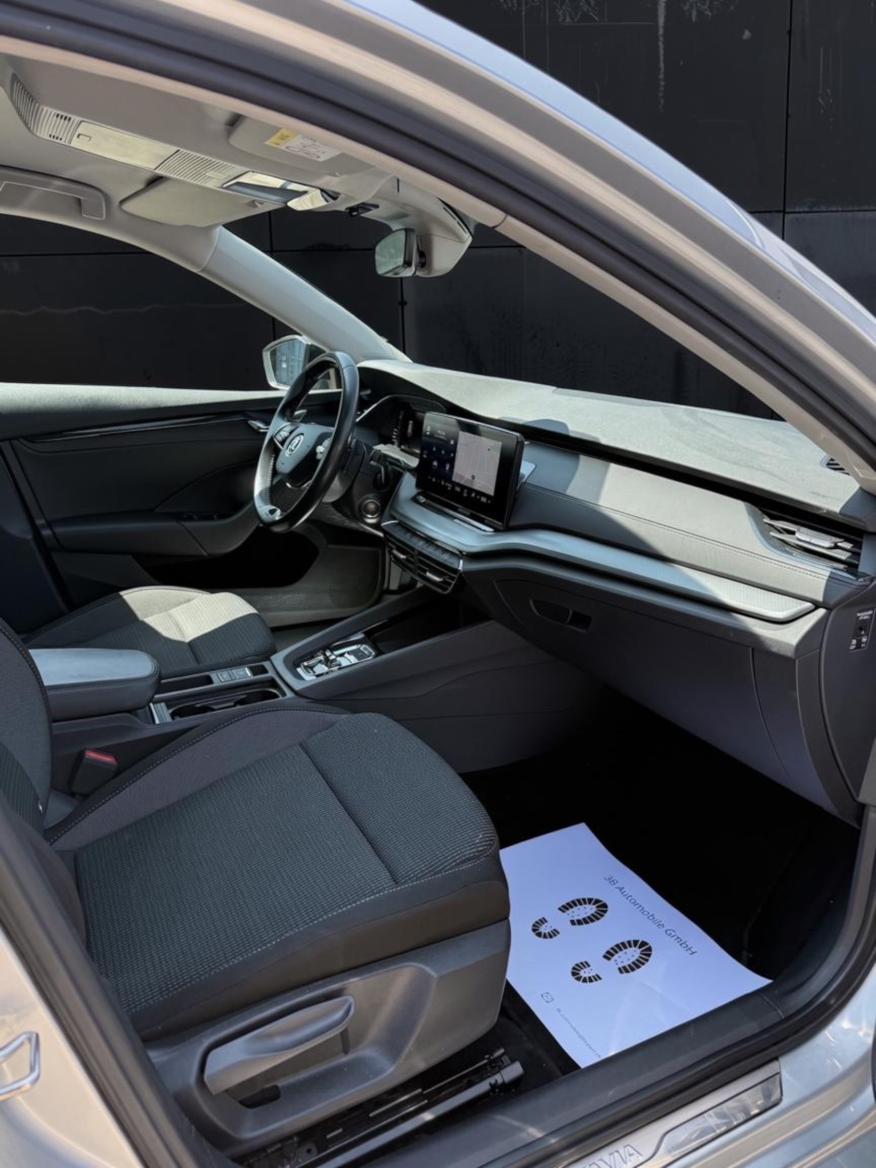 SKODA Octavia Combi 2.0 TDI DSG Ambition-image-8