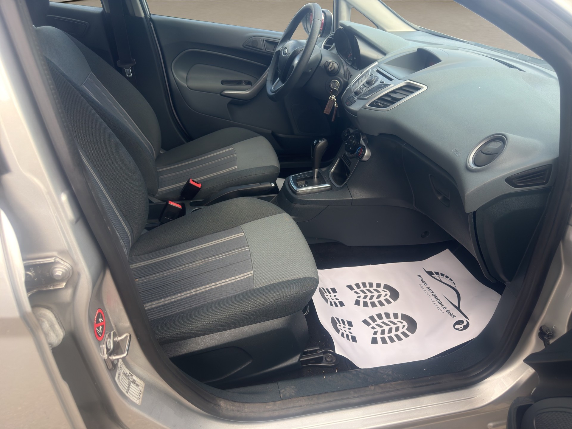 FORD Fiesta 1.4 16V Trend Automatic-image-12