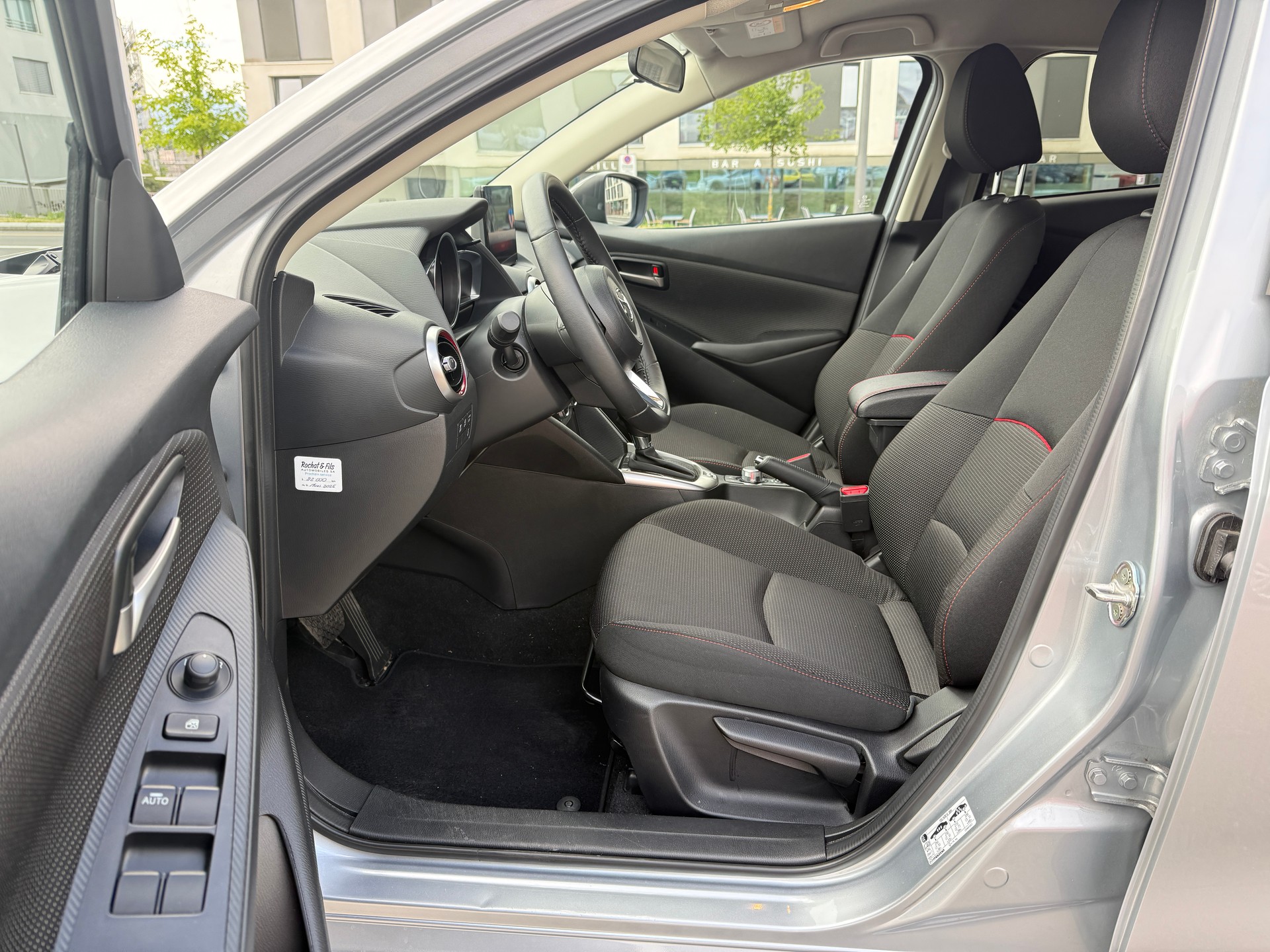 MAZDA 2 SKYACTIV-G 90 Homura Automat - Dernier Service Mazda fait le 11-06-2026 à 2’374 km - Garantie Mazda valable jusqu’a 01.2028-image-16