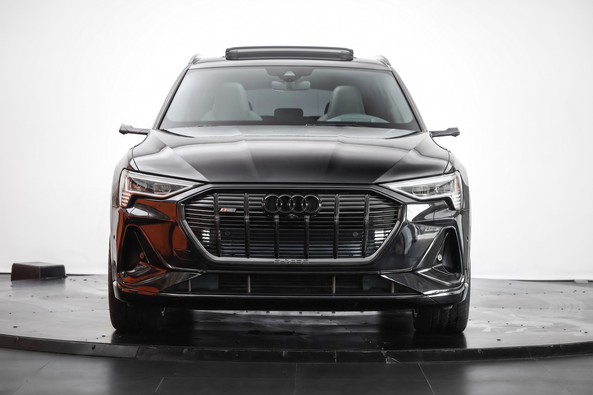 AUDI e-tron 55 S Line quattro * Open Sky * Bang&Olufsen * Chargeur 22kW-showroom-element-1