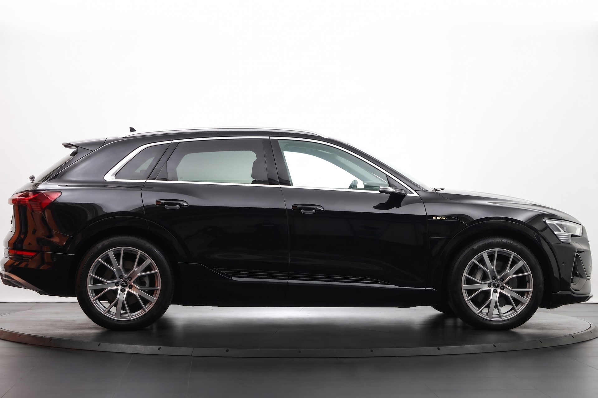 AUDI e-tron 55 S Line quattro * Open Sky * Bang&Olufsen * Chargeur 22kW-image-4