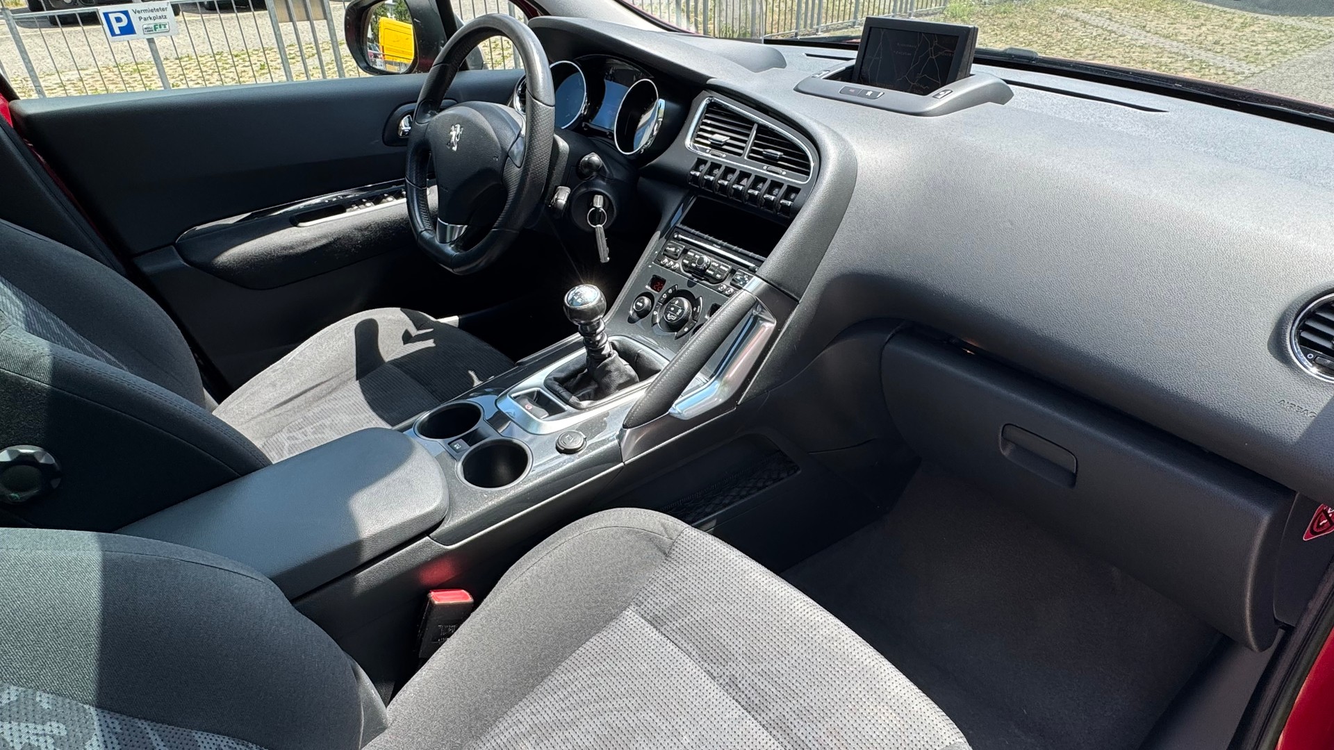 PEUGEOT 3008 2.0 HDI Allure-image-9