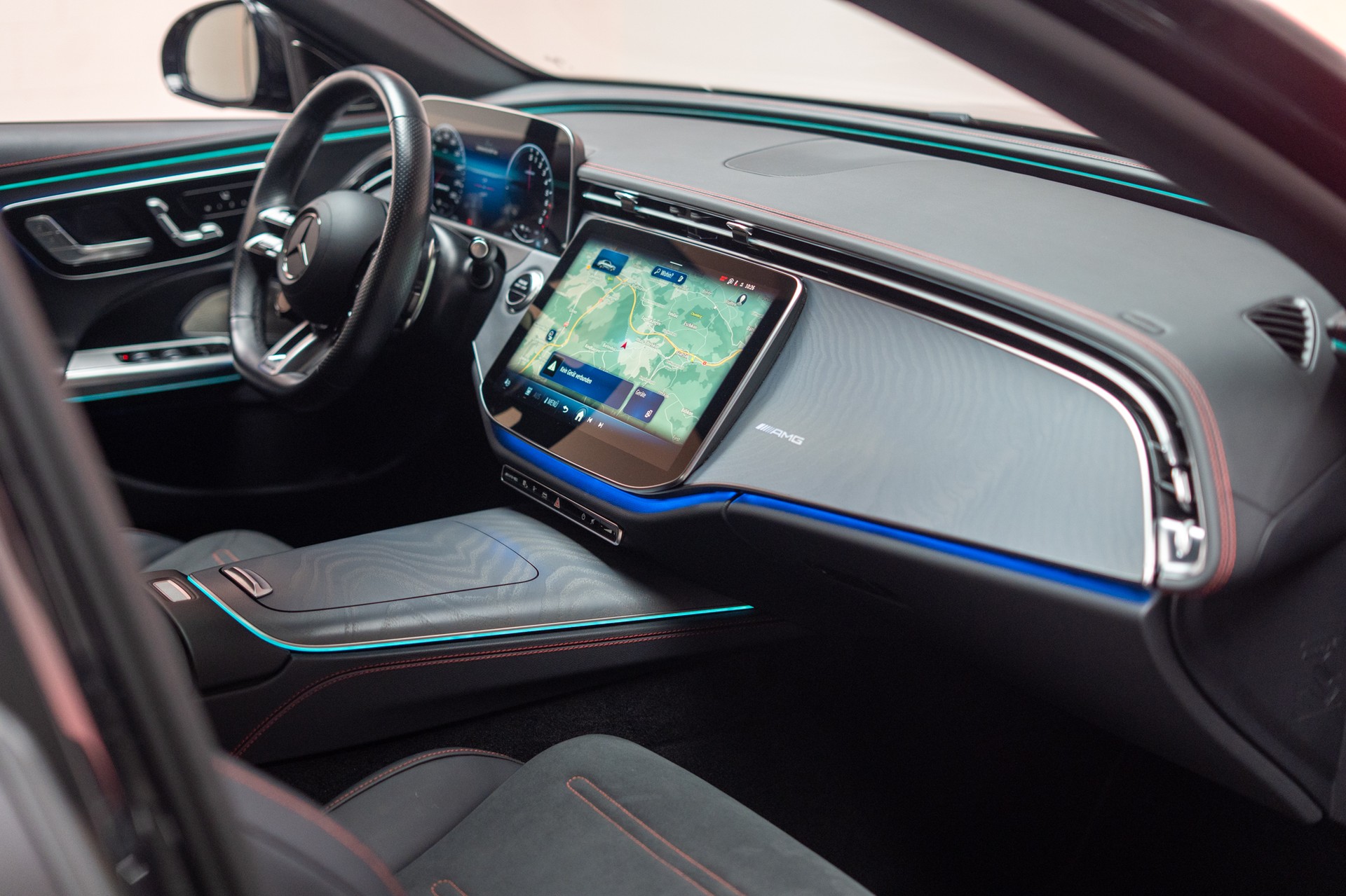 MERCEDES-BENZ E 53 Hybrid AMG 4matic+ / Beleuchteter Kühlergrill / Panorama / Burmester-image-19