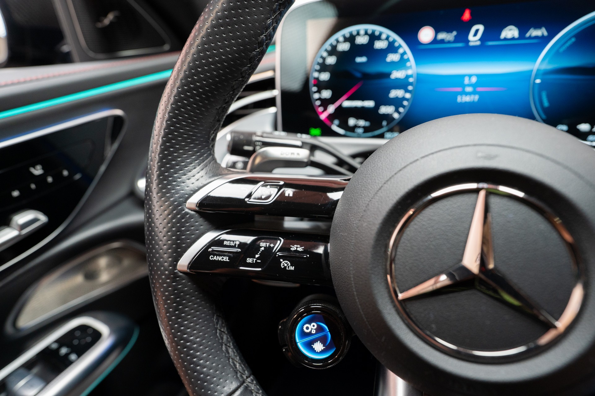 MERCEDES-BENZ E 53 Hybrid AMG 4matic+ / Beleuchteter Kühlergrill / Panorama / Burmester-image-23