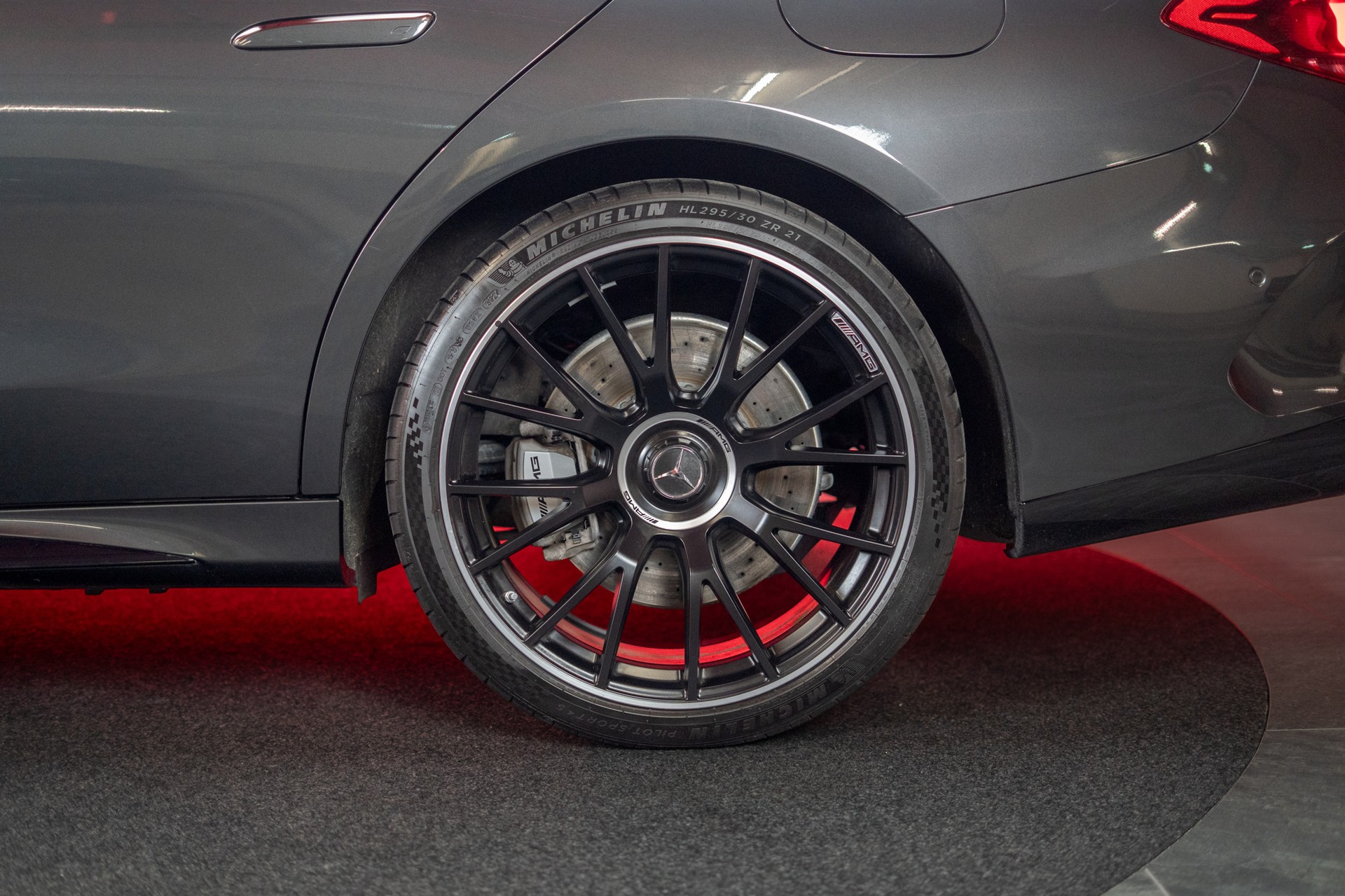 MERCEDES-BENZ E 53 Hybrid AMG 4matic+ / Beleuchteter Kühlergrill / Panorama / Burmester-image-36