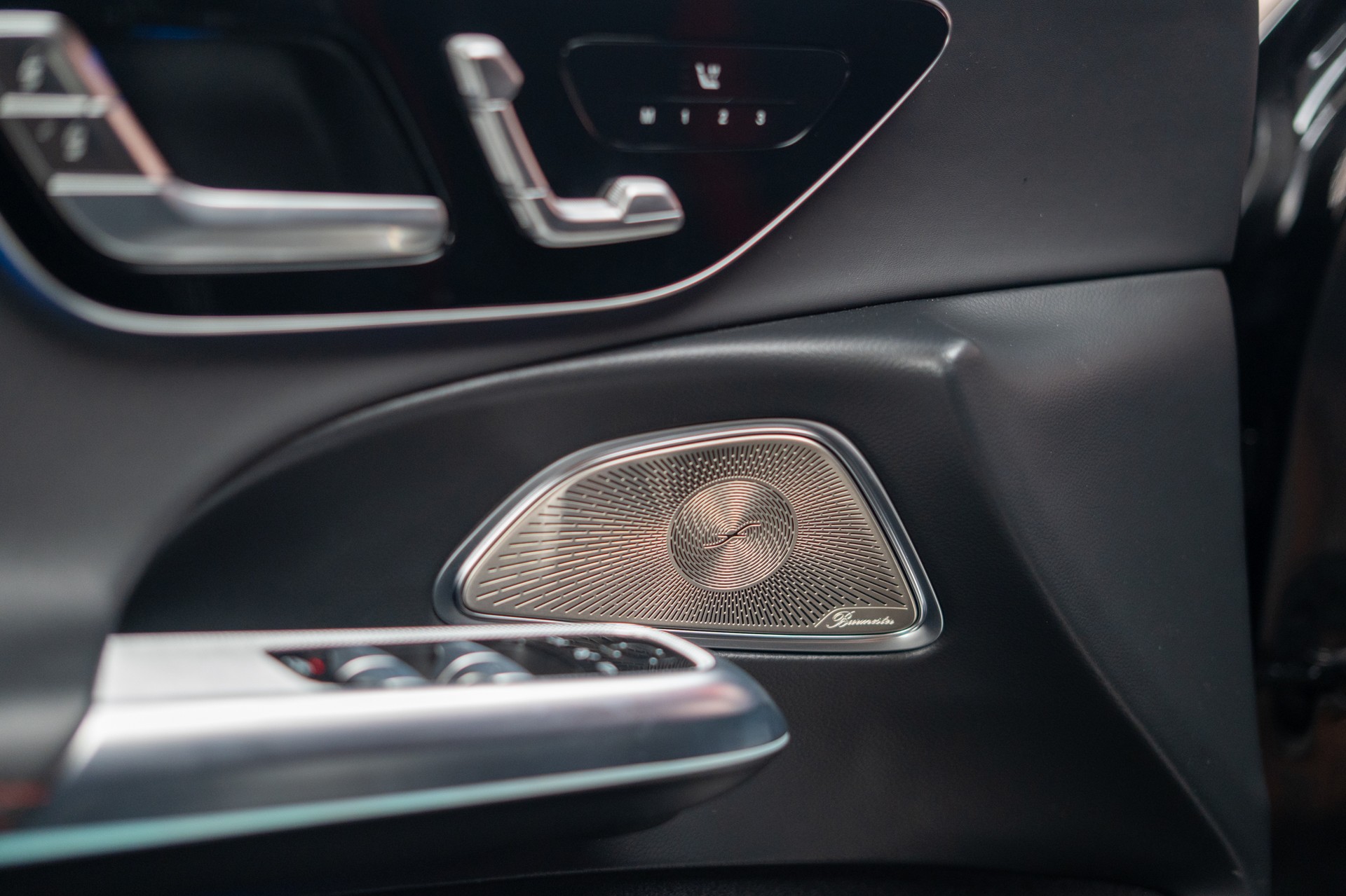 MERCEDES-BENZ E 53 Hybrid AMG 4matic+ / Beleuchteter Kühlergrill / Panorama / Burmester-image-14