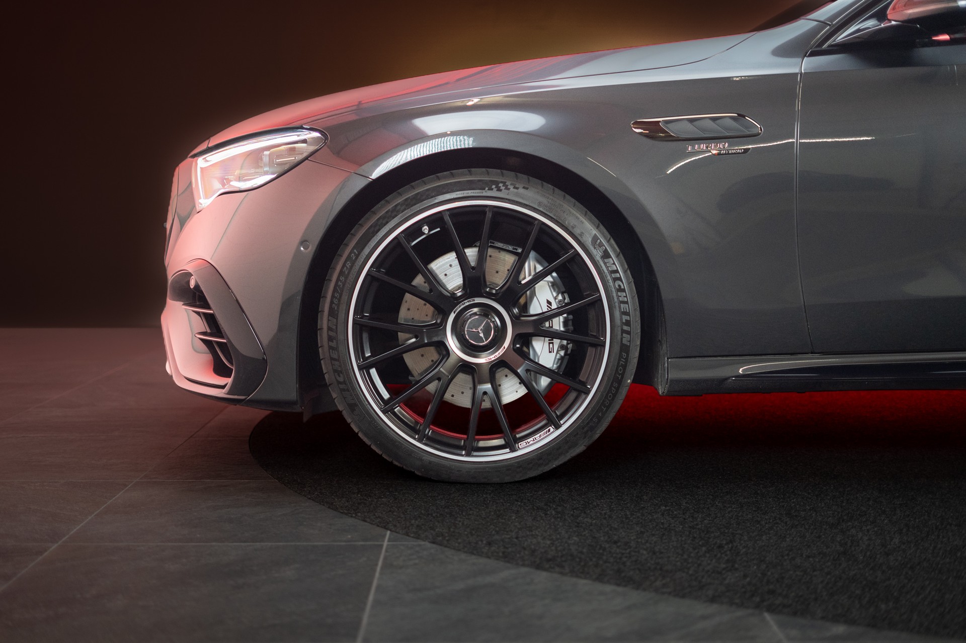 MERCEDES-BENZ E 53 Hybrid AMG 4matic+ / Beleuchteter Kühlergrill / Panorama / Burmester-image-34