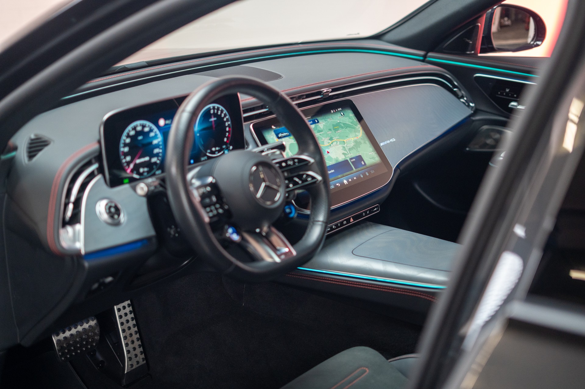 MERCEDES-BENZ E 53 Hybrid AMG 4matic+ / Beleuchteter Kühlergrill / Panorama / Burmester-image-11