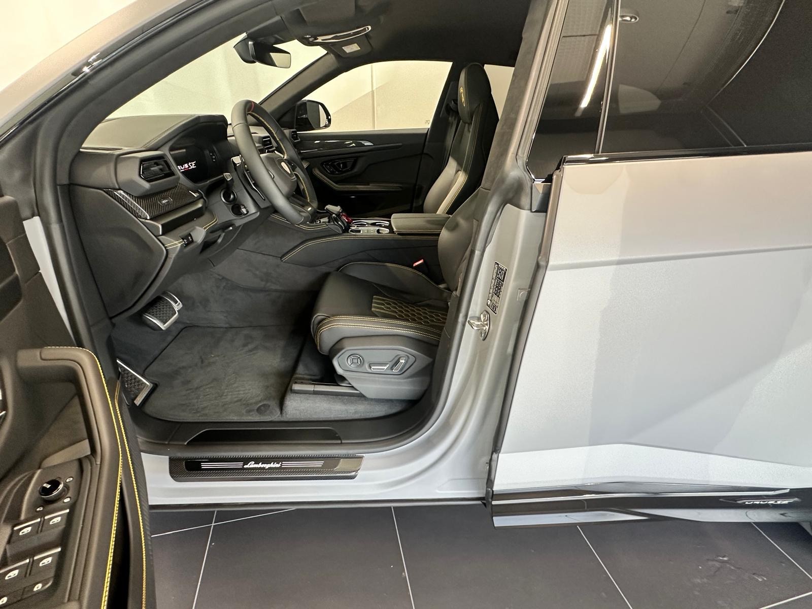 LAMBORGHINI Urus SE-image-12
