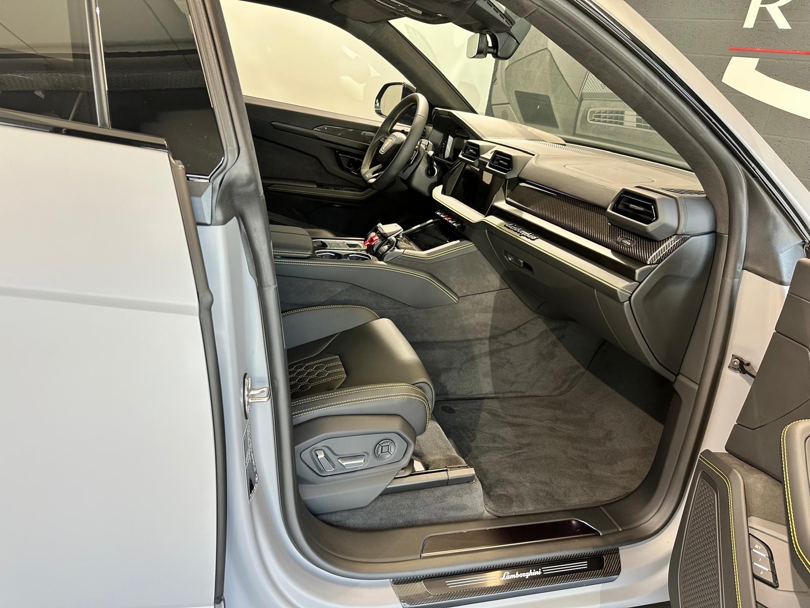 LAMBORGHINI Urus SE-image-13