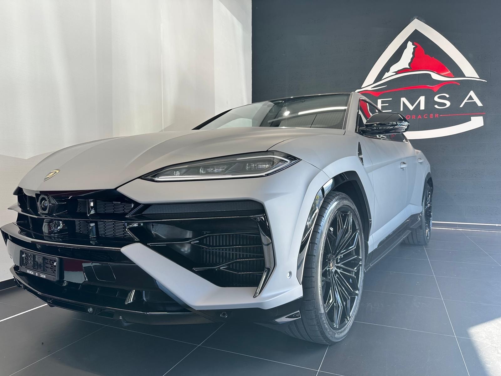 LAMBORGHINI Urus SE-image-1