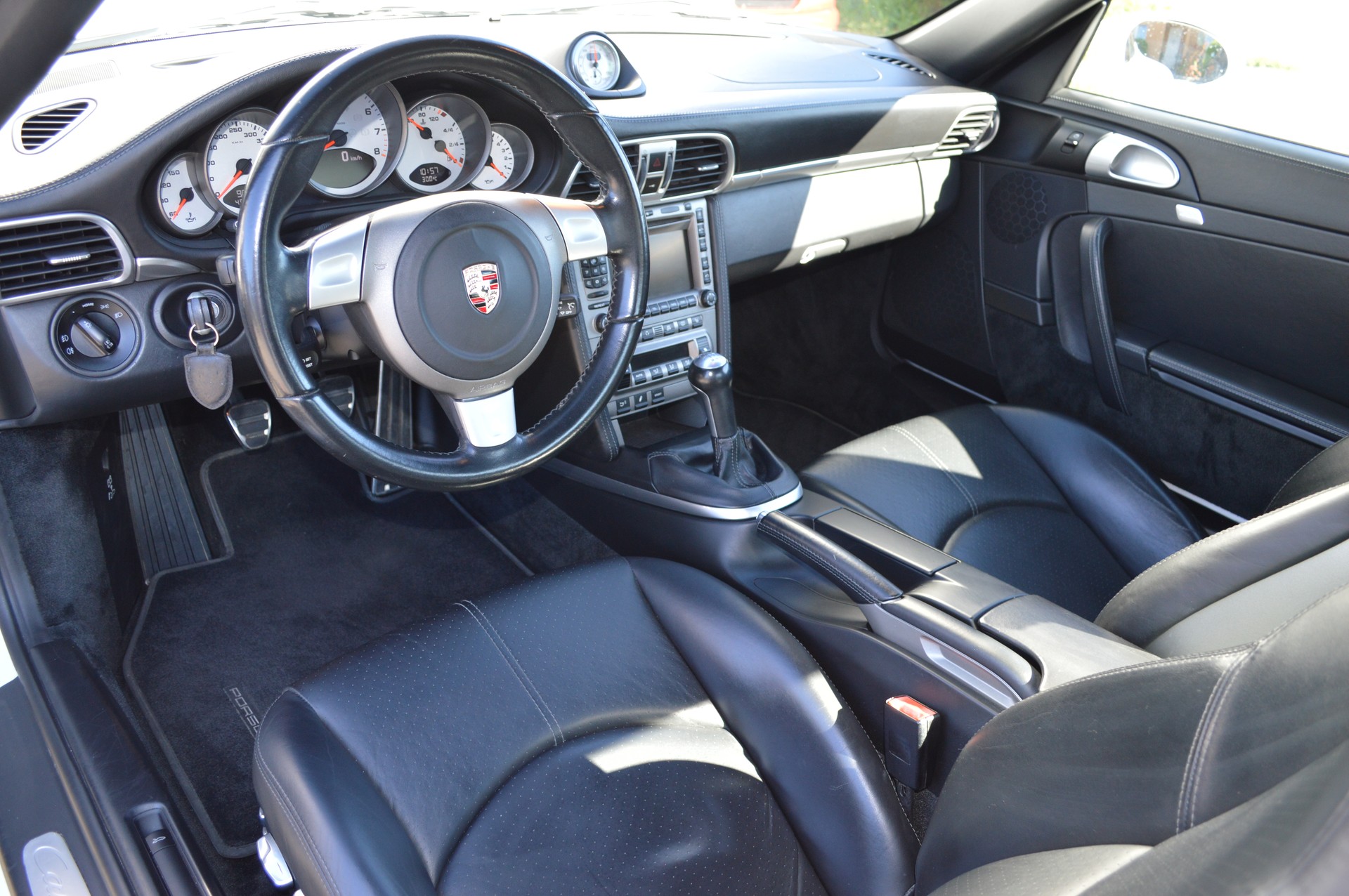 PORSCHE 911 Carrera 4S-image-15