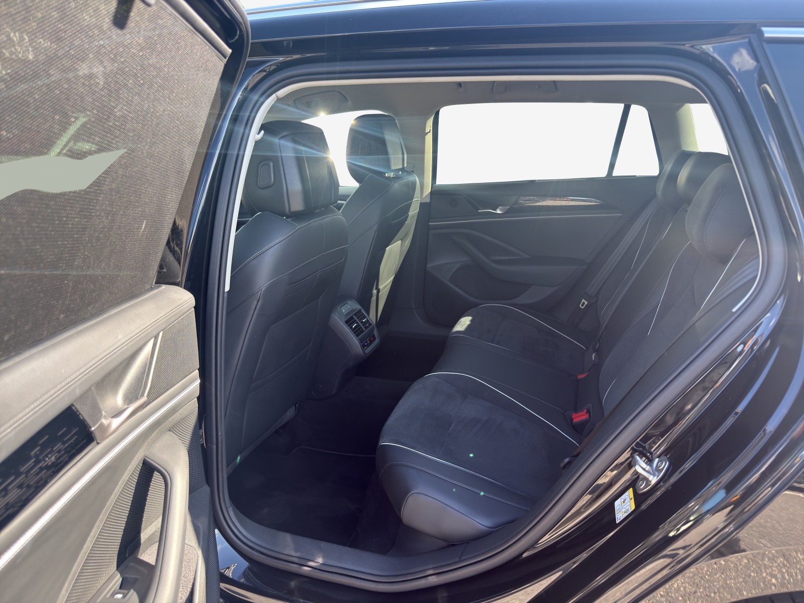 VW Passat Variant 2.0 TDI evo Business 4 Motion DSG-image-11