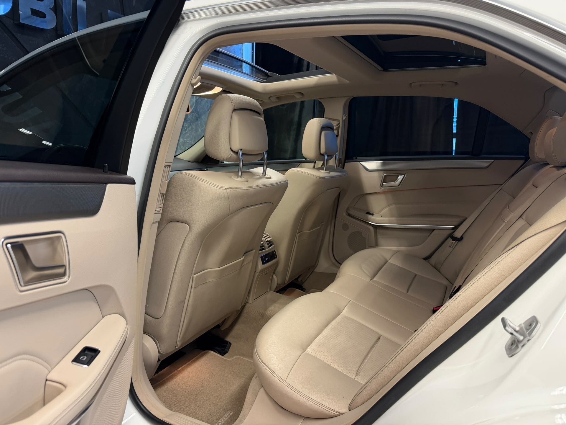 MERCEDES-BENZ E 250 CDI Avantgarde 4Matic 7G-Tronic-image-11