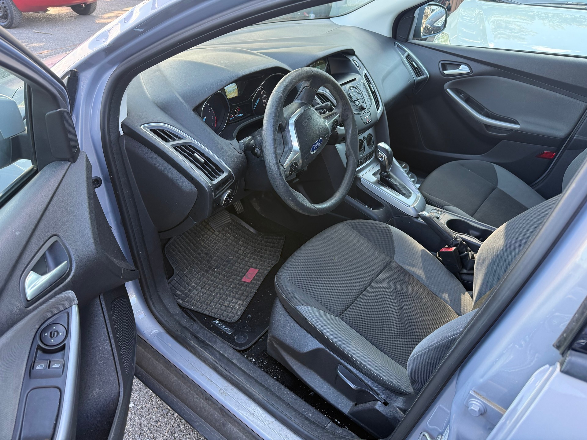FORD Focus 1.6i VCT Trend PowerShift-image-10