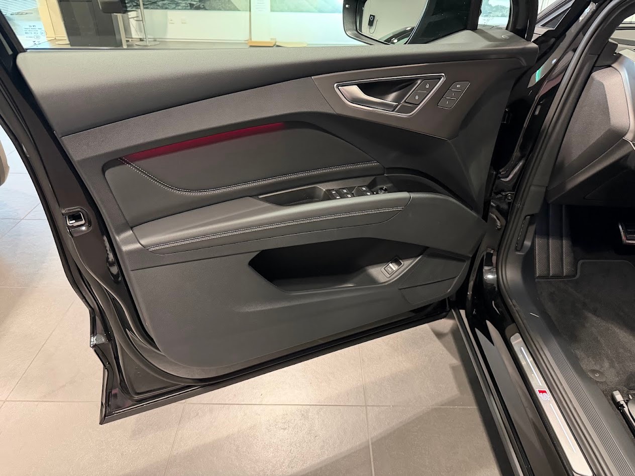 AUDI Q4 e-tron SUV quattro performance Attraction-image-2