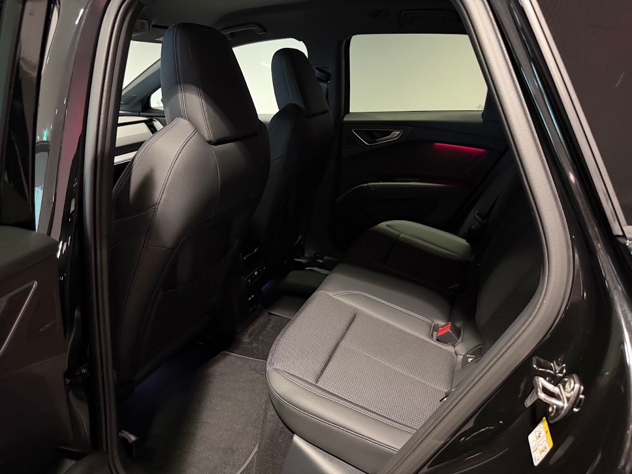 AUDI Q4 e-tron SUV quattro performance Attraction-image-4