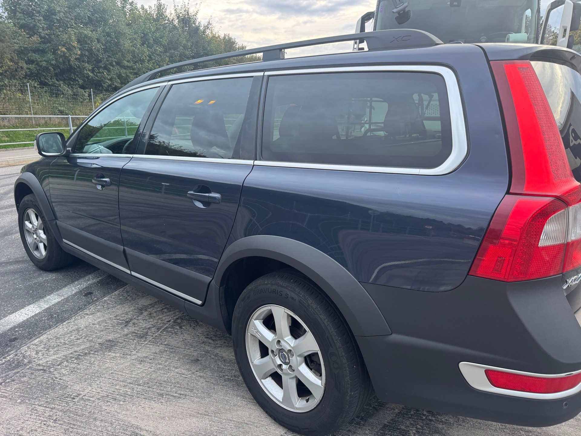 VOLVO XC70 D5 AWD Momentum Geartronic-image-2