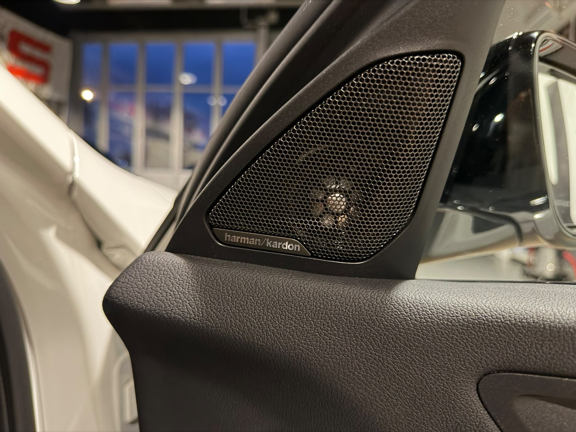 BMW M135i xDrive Steptronic-image-18