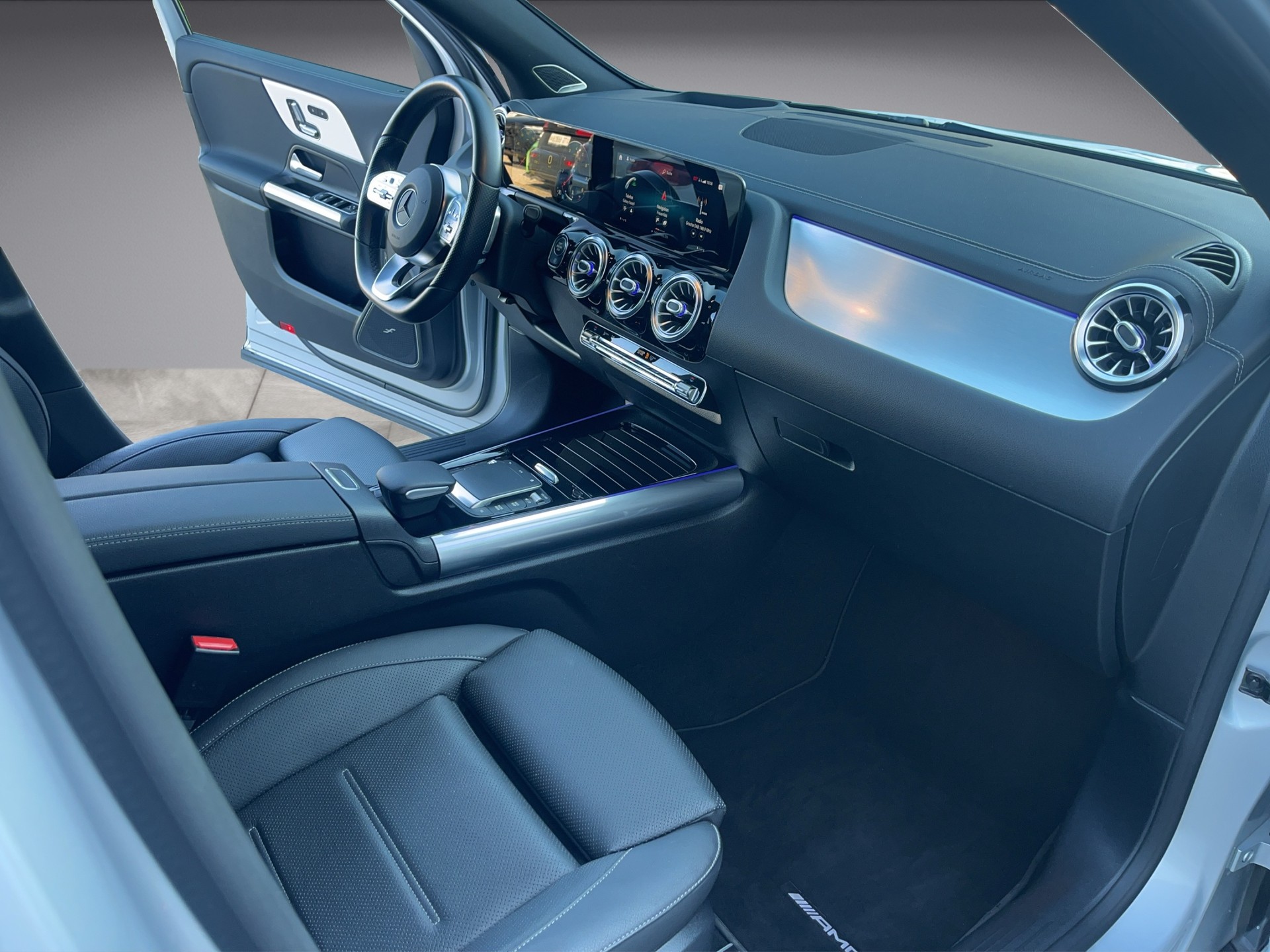 MERCEDES-BENZ GLA 250 4Matic AMG Line 8G-DCT *Sitzheizung/Lüftung, Panoramadach, AHK, Head up, 360°Kameras°-image-11