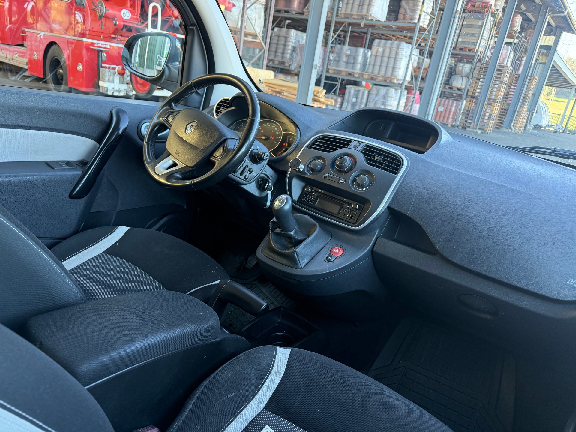 RENAULT Kangoo 1.5 dCi Swiss Edition-image-8