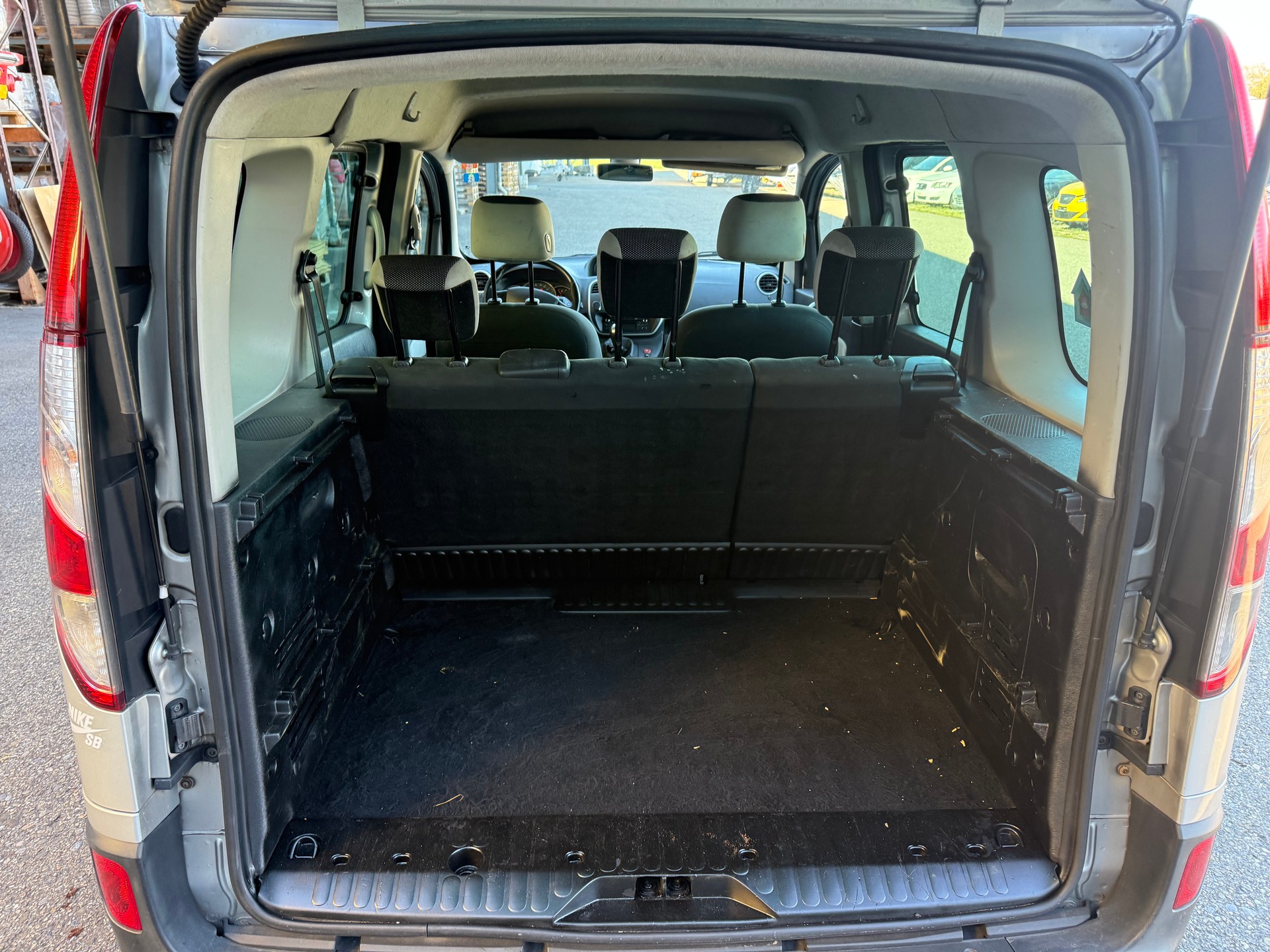 RENAULT Kangoo 1.5 dCi Swiss Edition-image-6