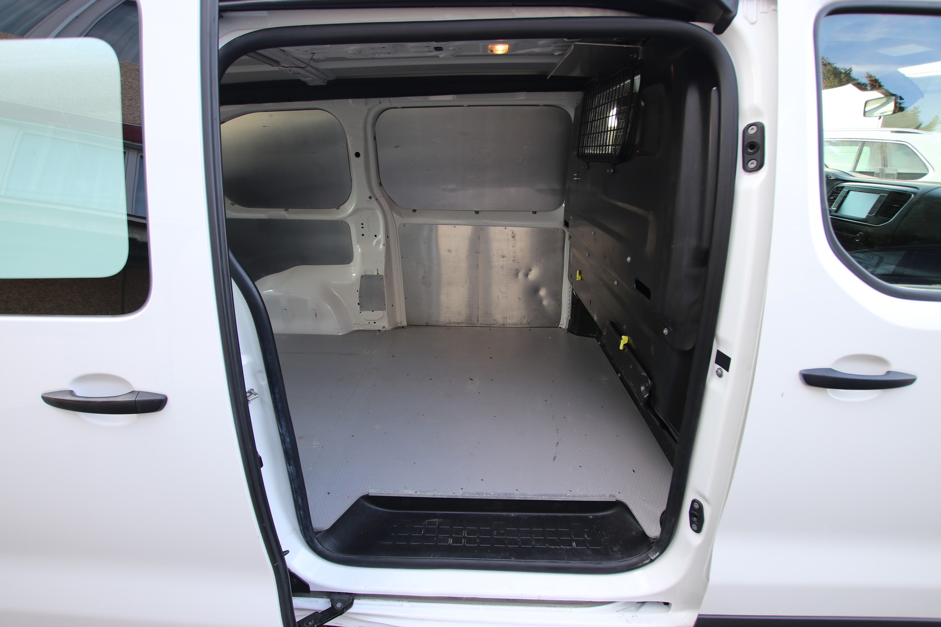 PEUGEOT Expert 2.0 BlueHDi 120 S&S Premium Standard EAT8-image-12