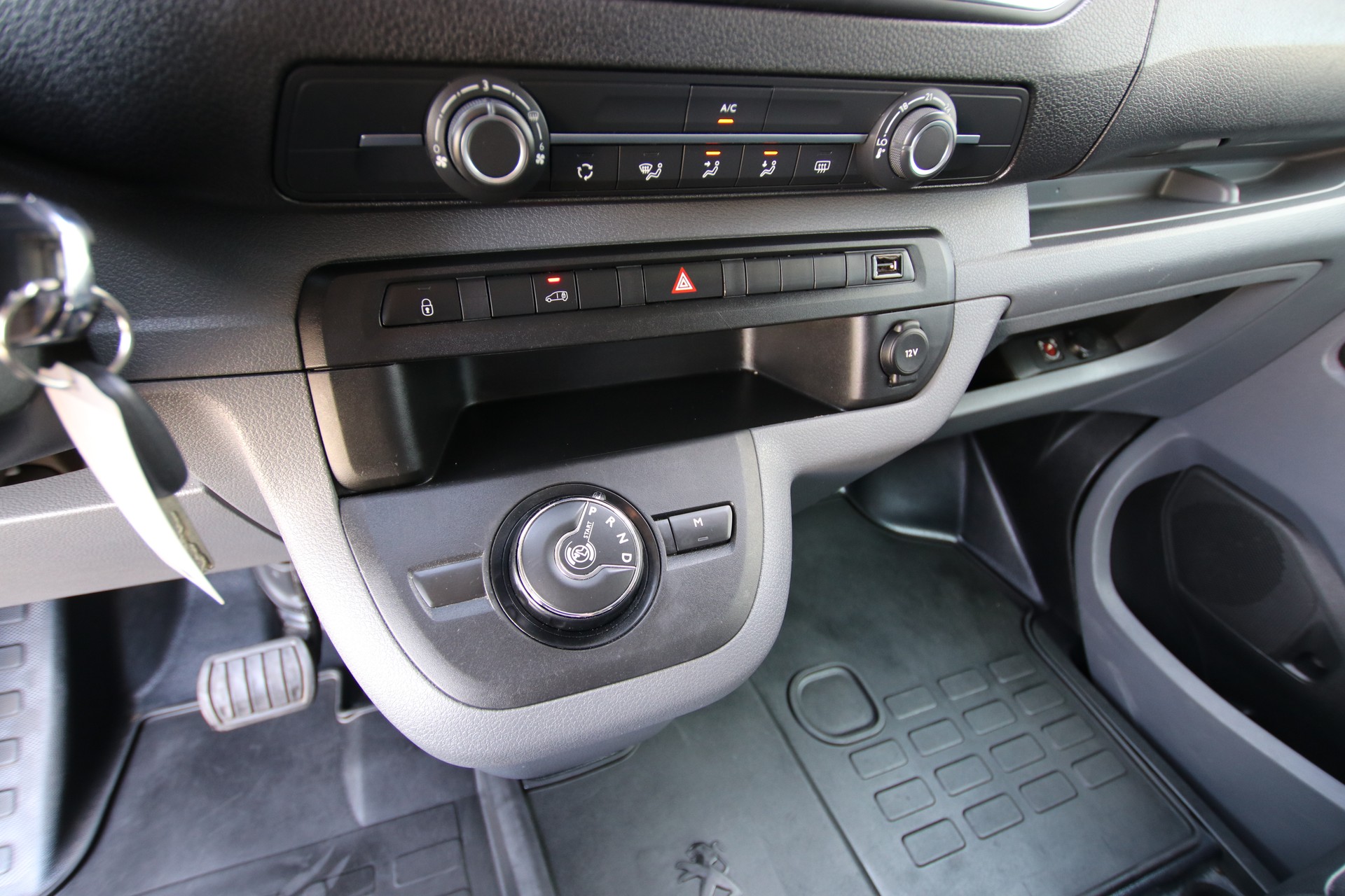 PEUGEOT Expert 2.0 BlueHDi 120 S&S Premium Standard EAT8-image-21