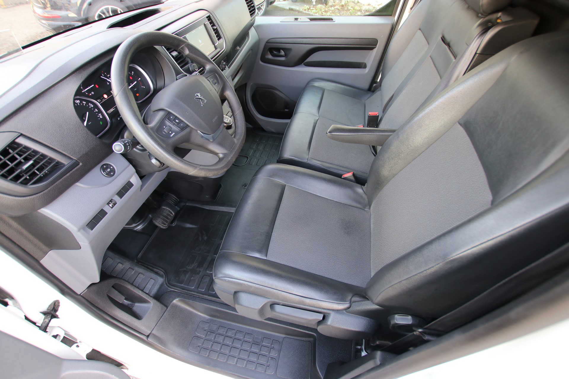 PEUGEOT Expert 2.0 BlueHDi 120 S&S Premium Standard EAT8-image-8