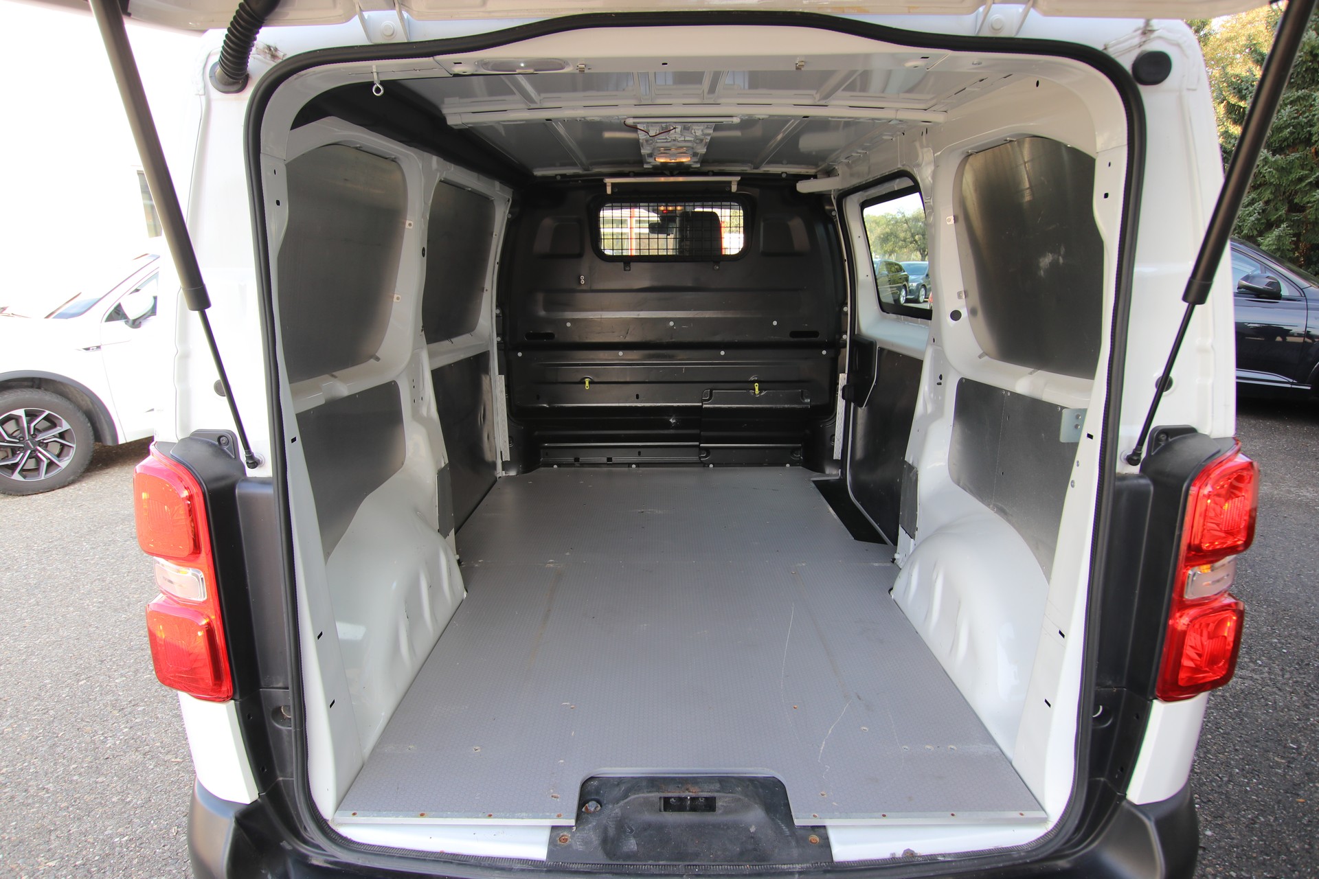 PEUGEOT Expert 2.0 BlueHDi 120 S&S Premium Standard EAT8-image-11