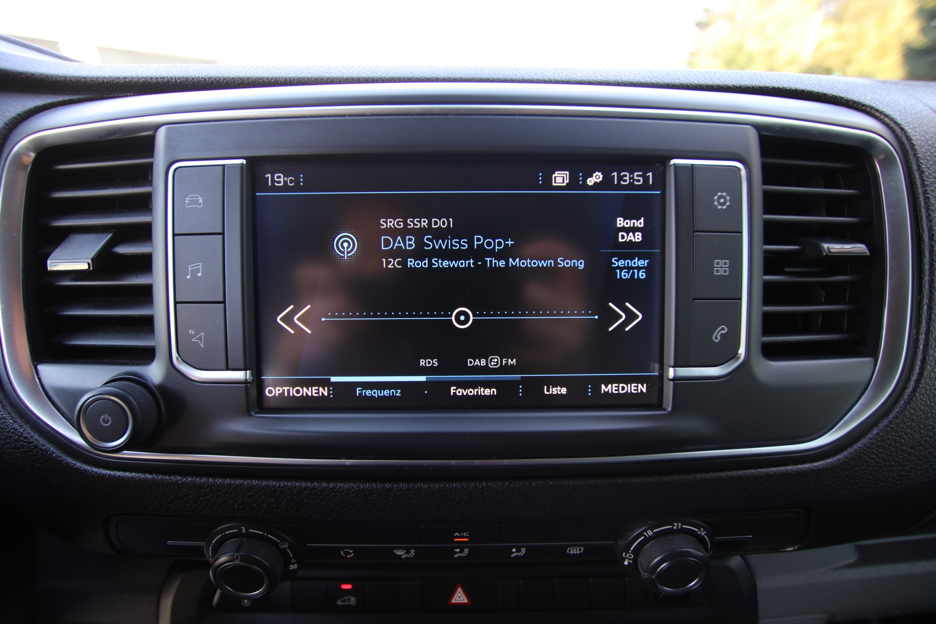 PEUGEOT Expert 2.0 BlueHDi 120 S&S Premium Standard EAT8-image-16