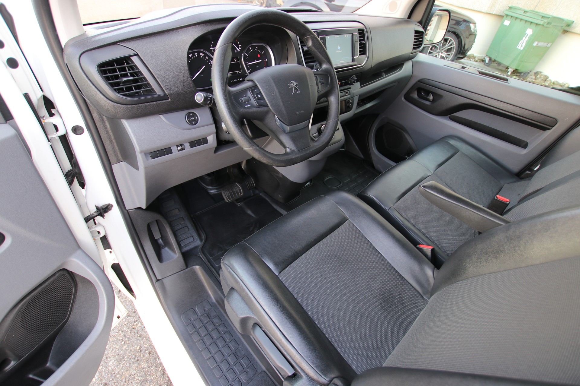 PEUGEOT Expert 2.0 BlueHDi 120 S&S Premium Standard EAT8-image-9