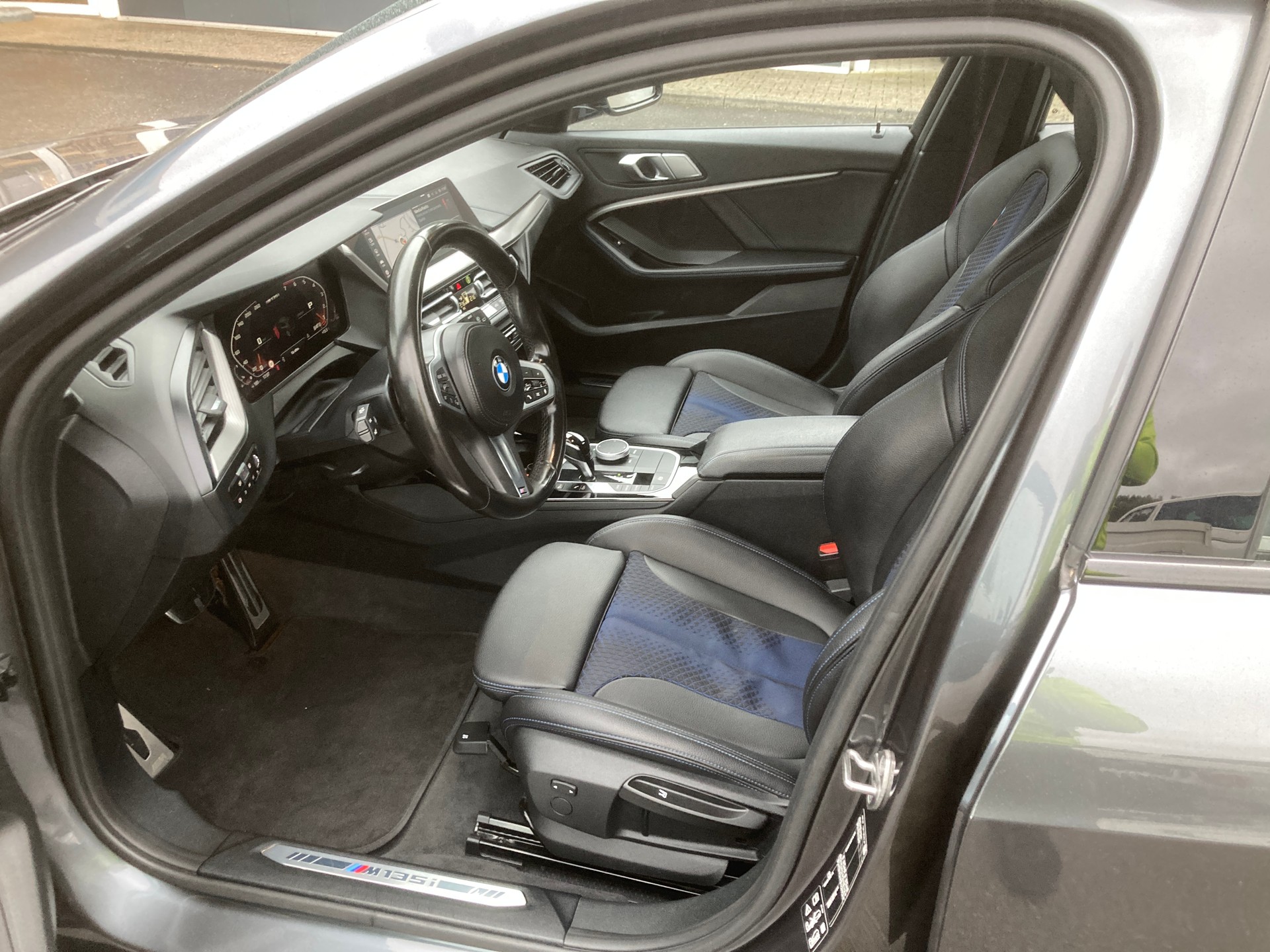 BMW M135i xDrive Steptronic-image-8