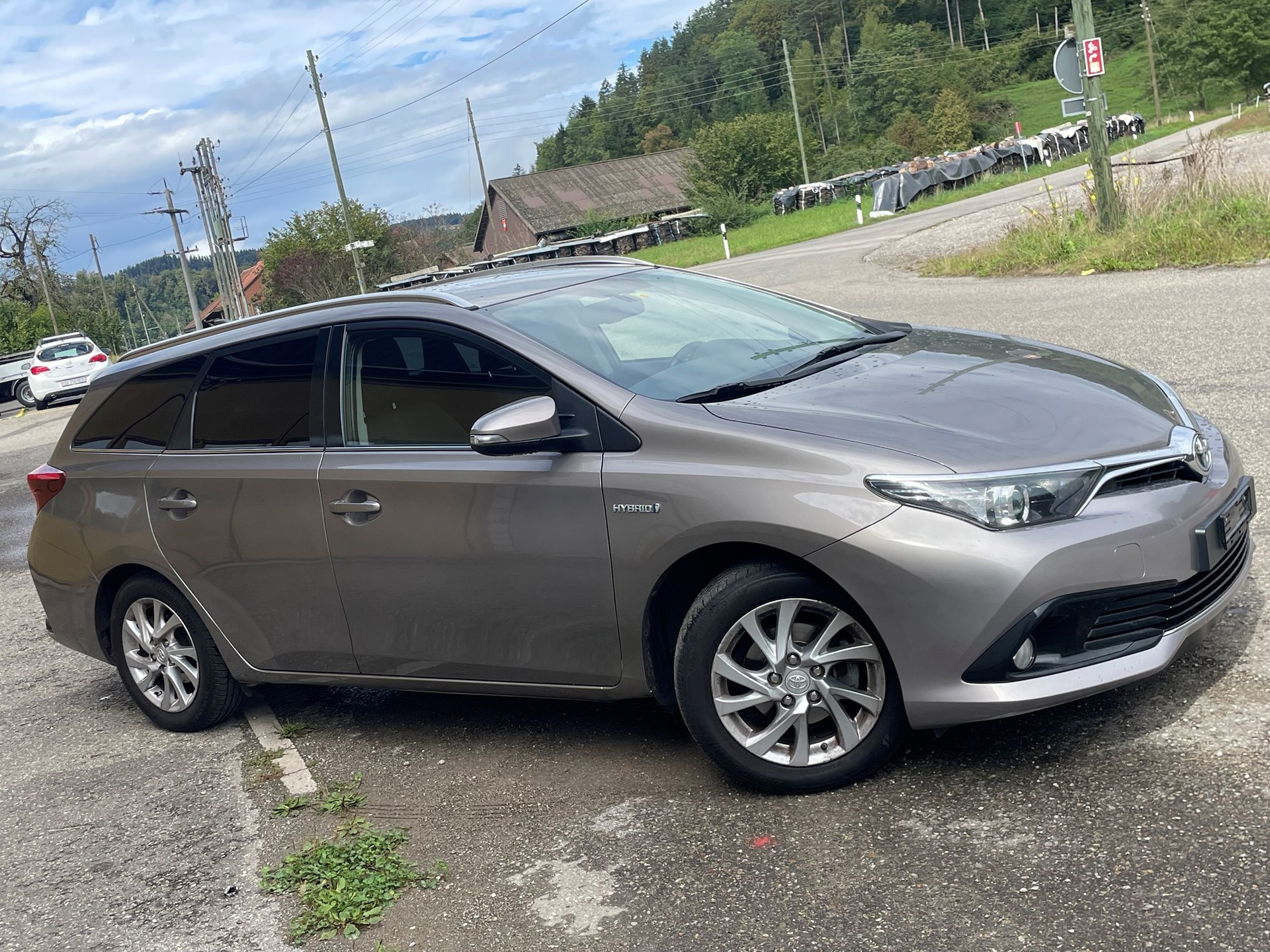 TOYOTA Auris Touring Sports 1.8 HSD Luna e-CVT-image-1
