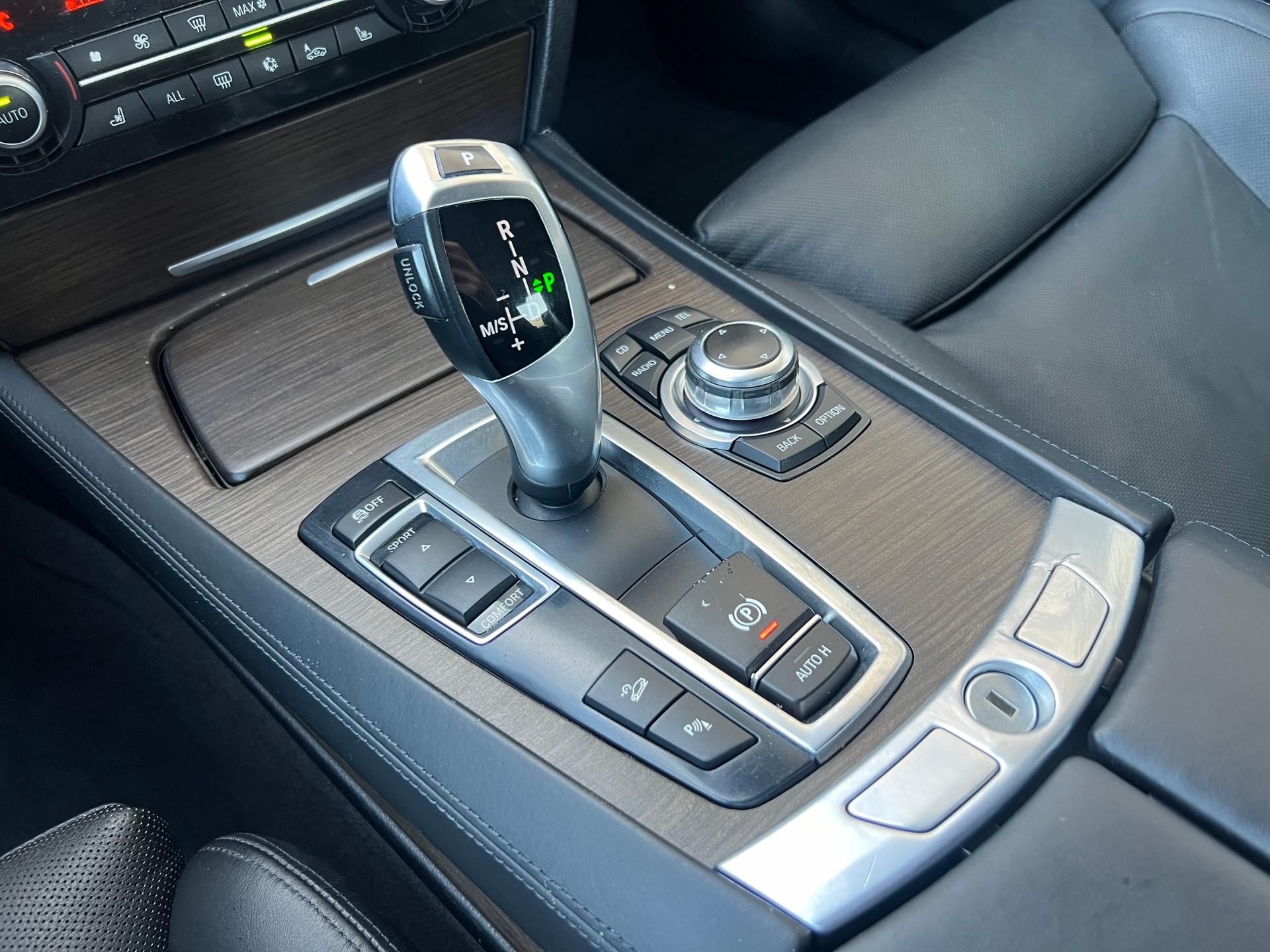 BMW 740d xDrive-image-16