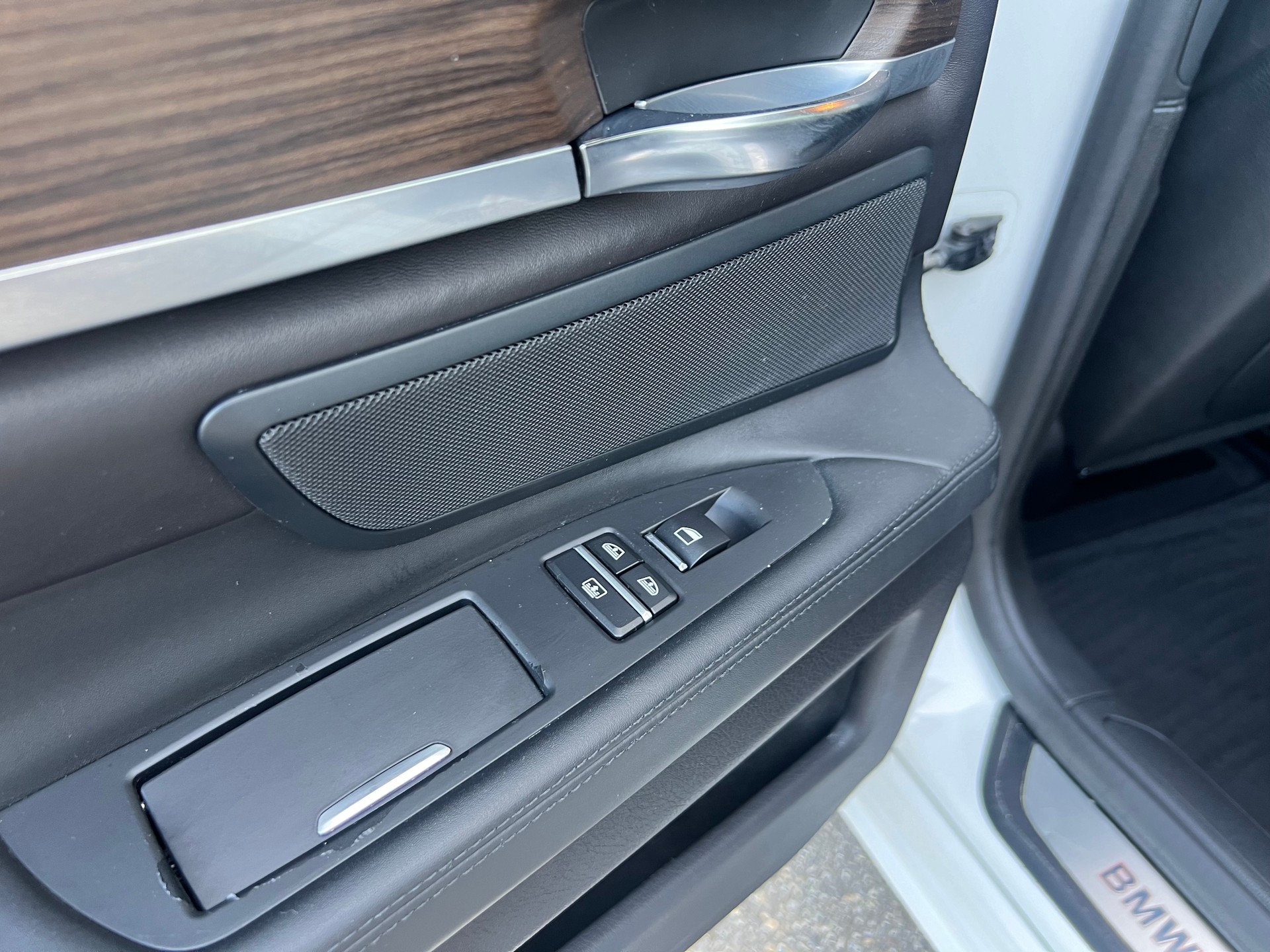 BMW 740d xDrive-image-25