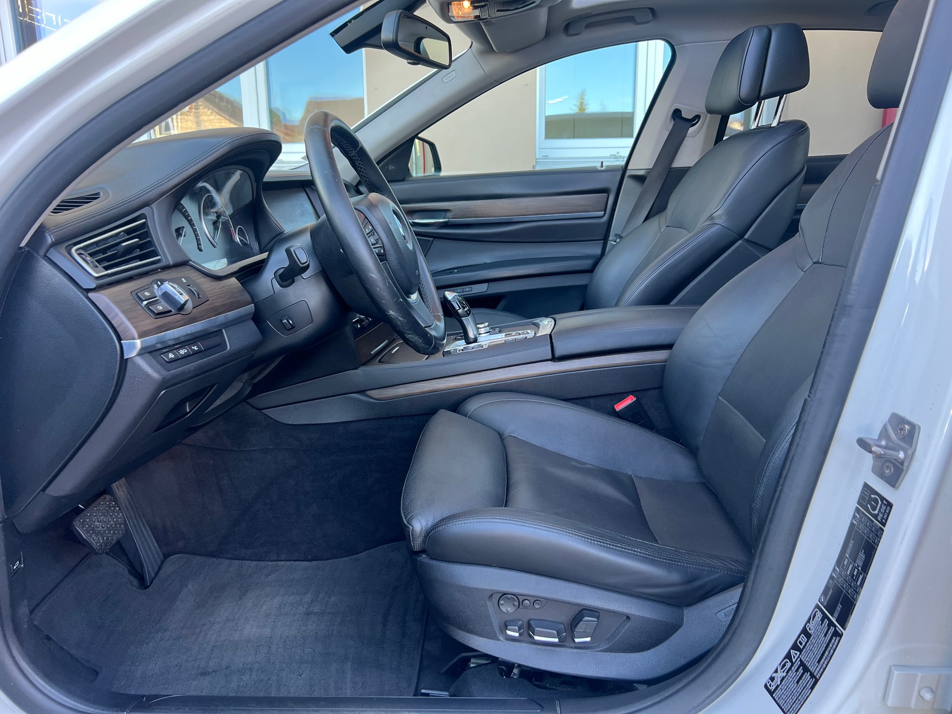 BMW 740d xDrive-image-10