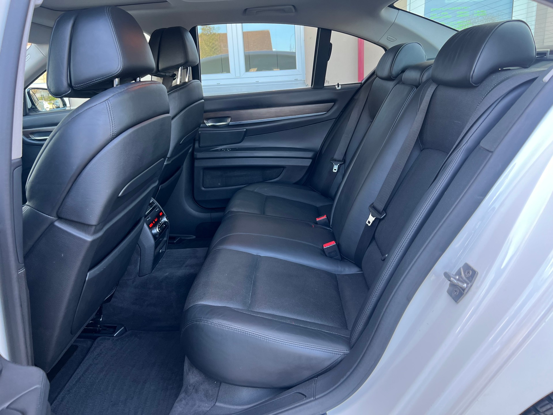 BMW 740d xDrive-image-23