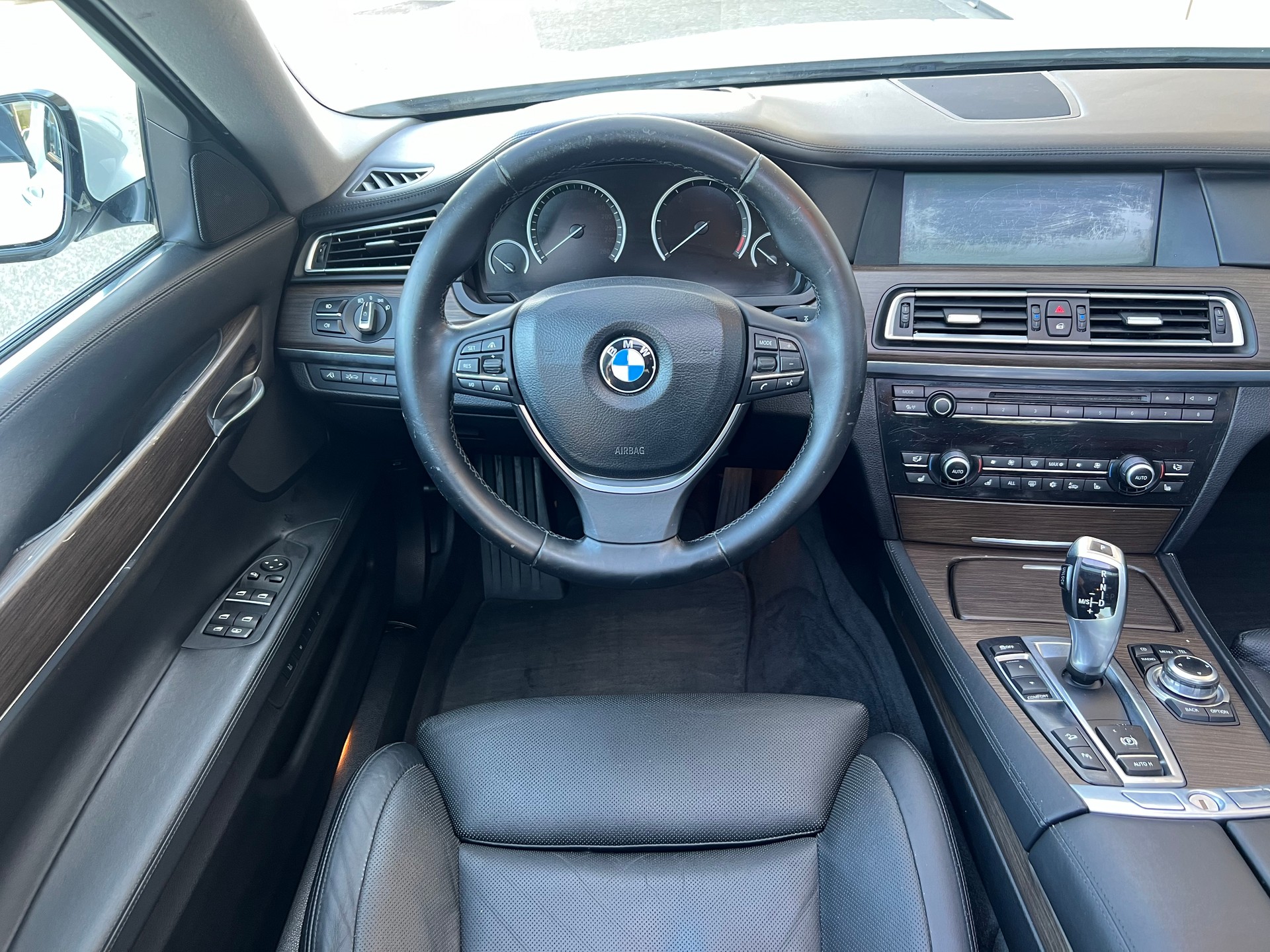 BMW 740d xDrive-image-14